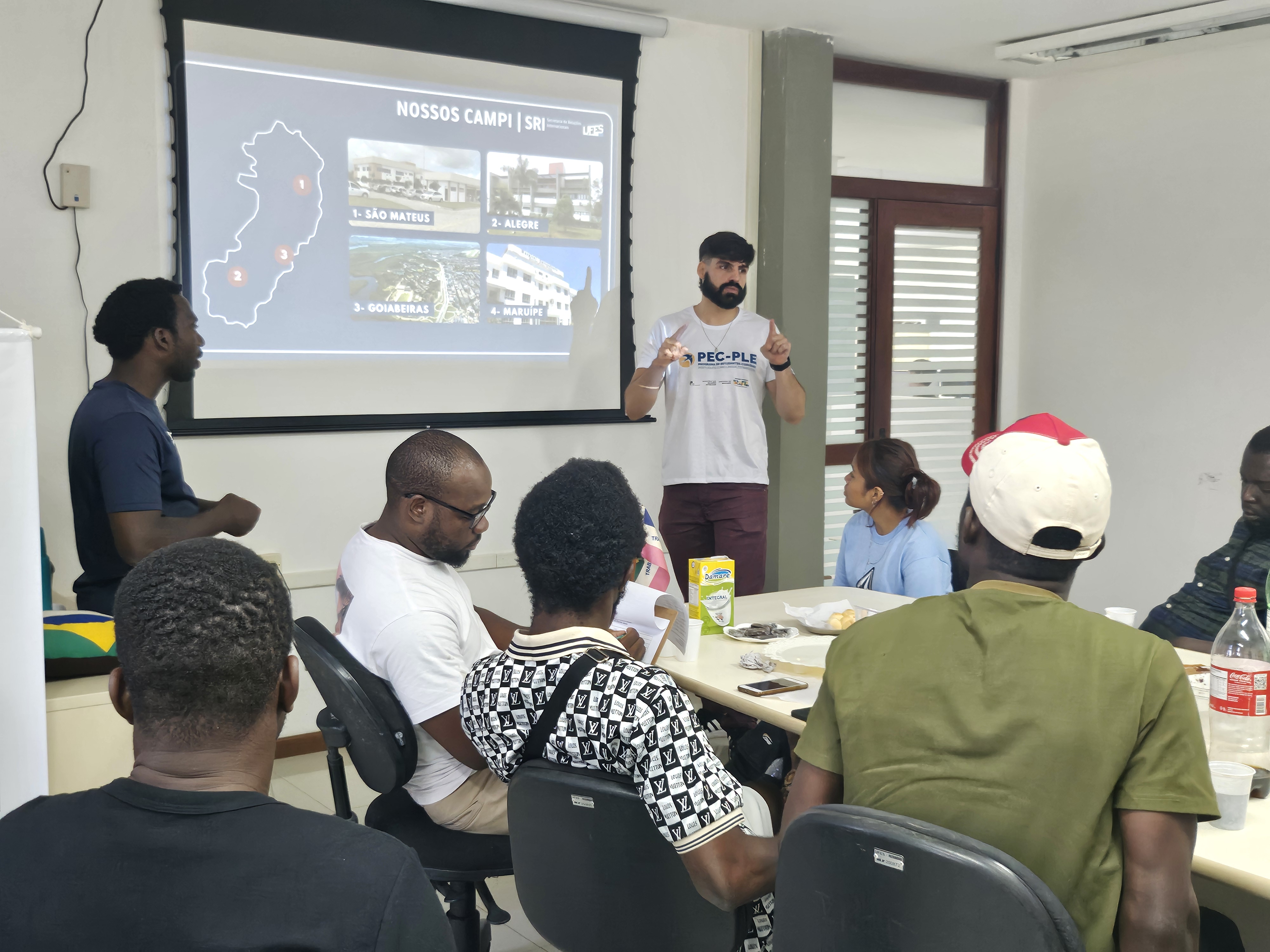 A abertura foi realizada pelo administrador da Divisão de Mobilidade, Frederico Rigoni, que falou sobre as estruturas administrativa e acadêmica da Ufes Equipe da SRI realiza apresentação para estudantes estrangeiros
