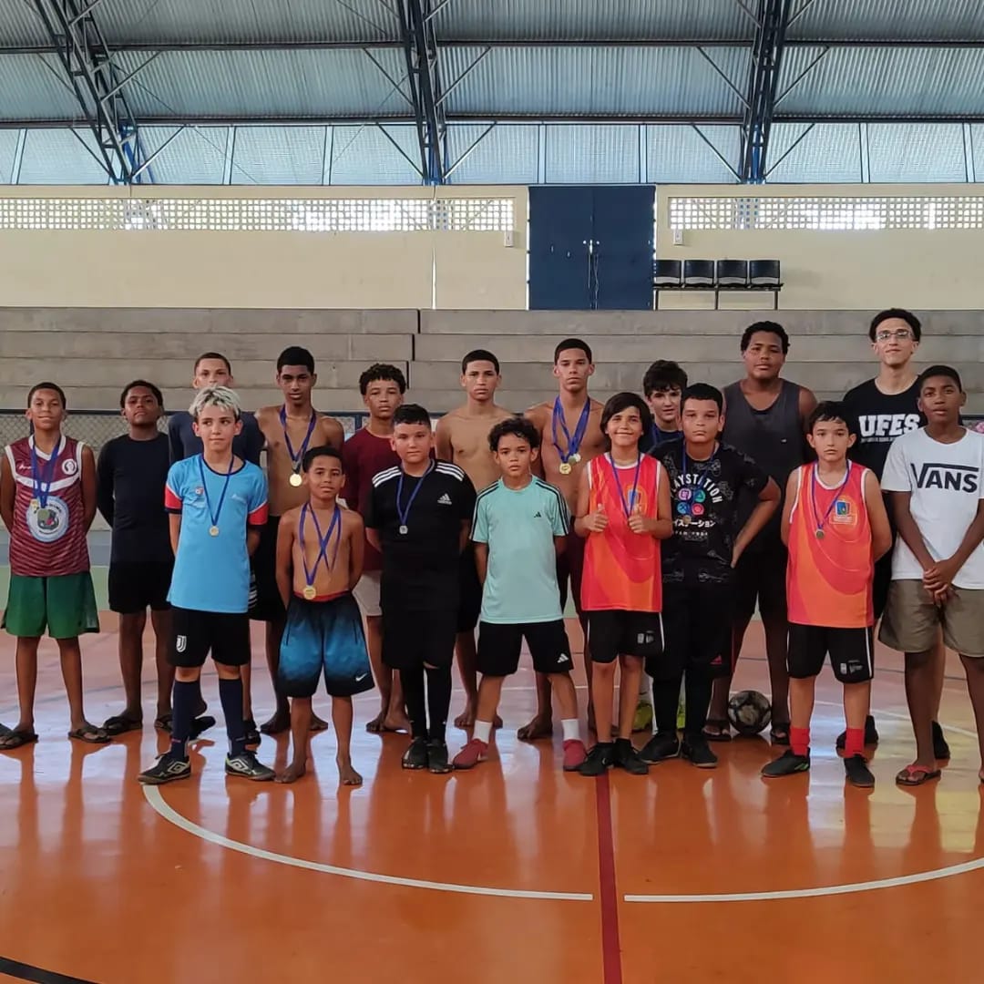 Turma de futsal Grupo de crianças posando para foto em uma quadra de futsal