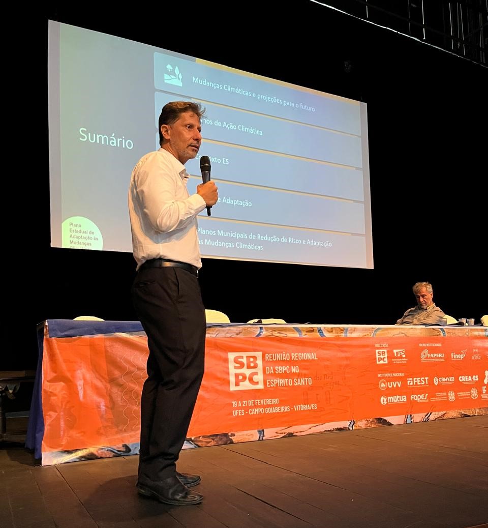 O professor Neyval Reis na conferência Adaptação climática do estado do Espírito Santo Foto do professor Neyval Reis no palco do Teatro na conferência Adaptação climática do estado do Espírito Santo