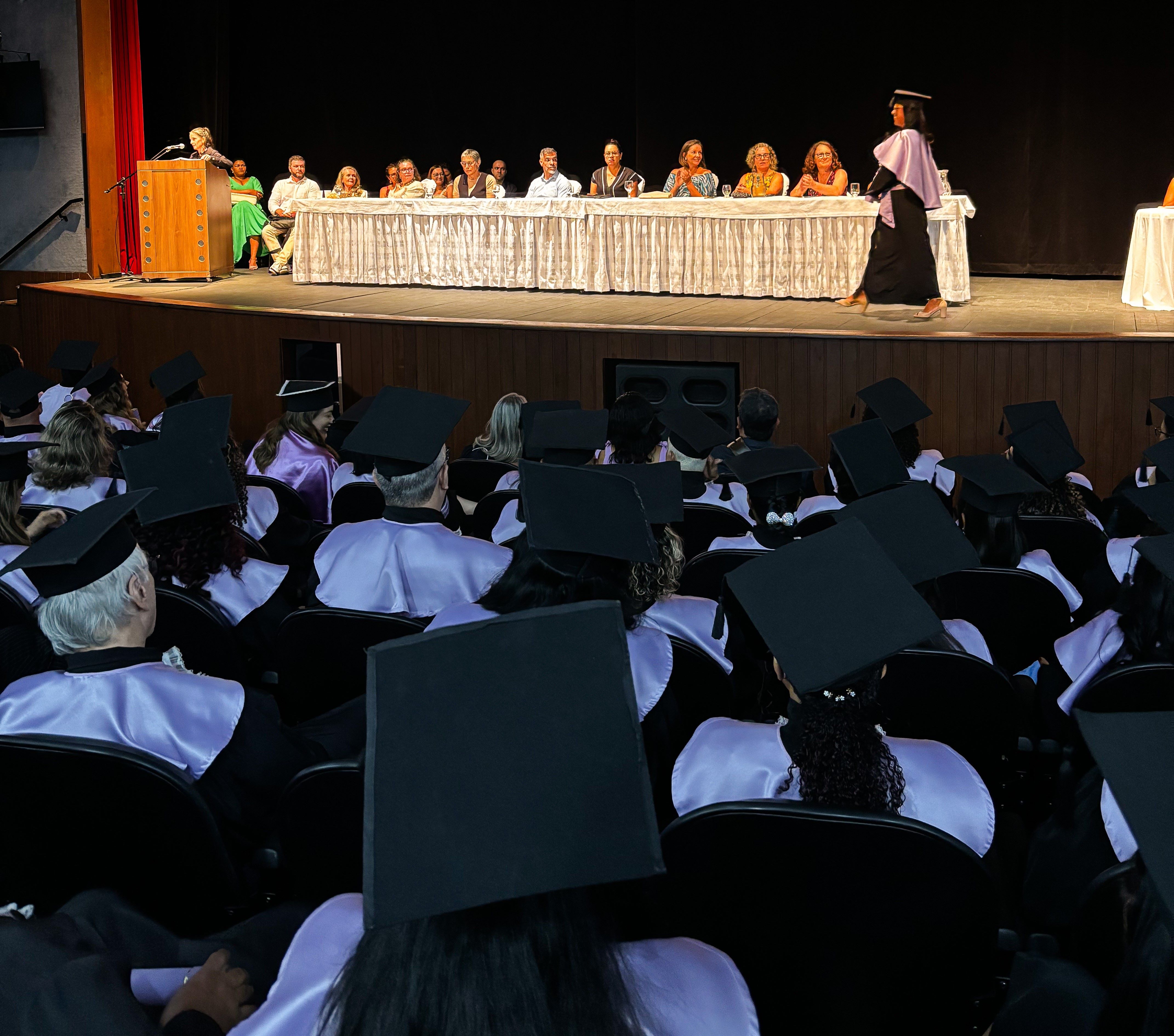 O Teatro Universitário recebeu os formandos dos cursos de Biblioteconomia, Ciências Biológicas e Pedagogia Foto da solenidade no Teatro Universitário