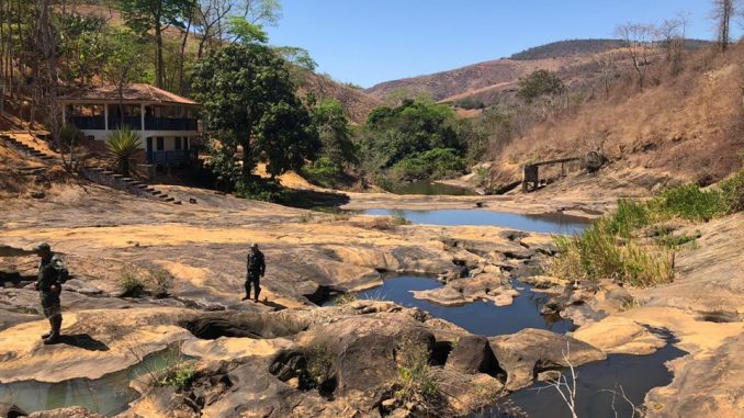 Rio Santa Joana, um dos afluentes do Rio Doce afetados por secas. Foto do rio Santo Joana, um dos afluentes do Rio Doce, com grandes áreas secas