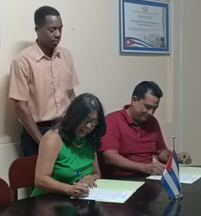 Assinatura do convênio com a Universidade de Ciências Pedagógicas Enrique José Varona Foto da vice-reitora Sonia Lopes e o vice-reitor Raúl Canals assinando o convênio