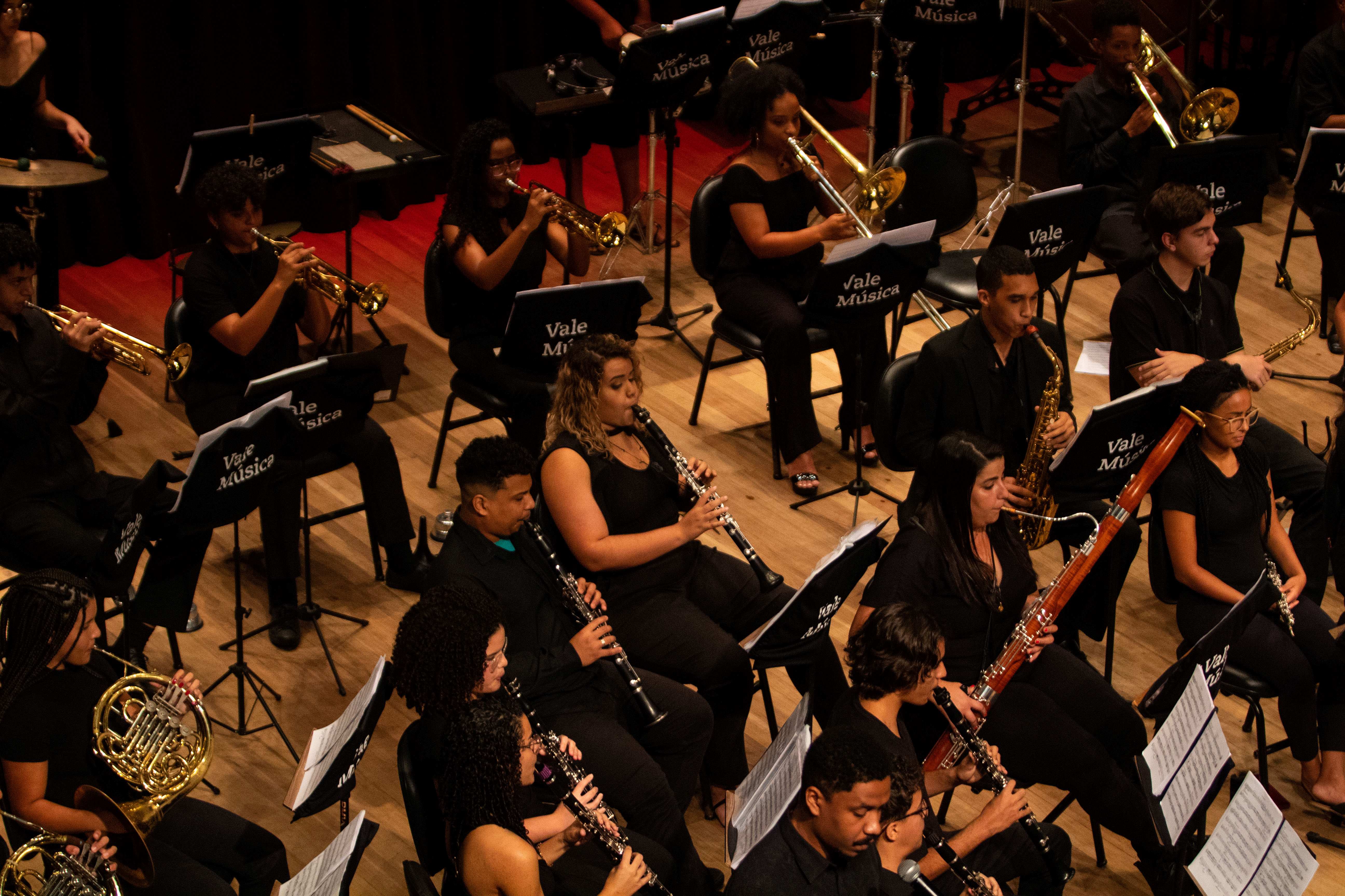 Banda Sinfônica Vale Música Foto da banda, com os músicos tocando seus instrumentos