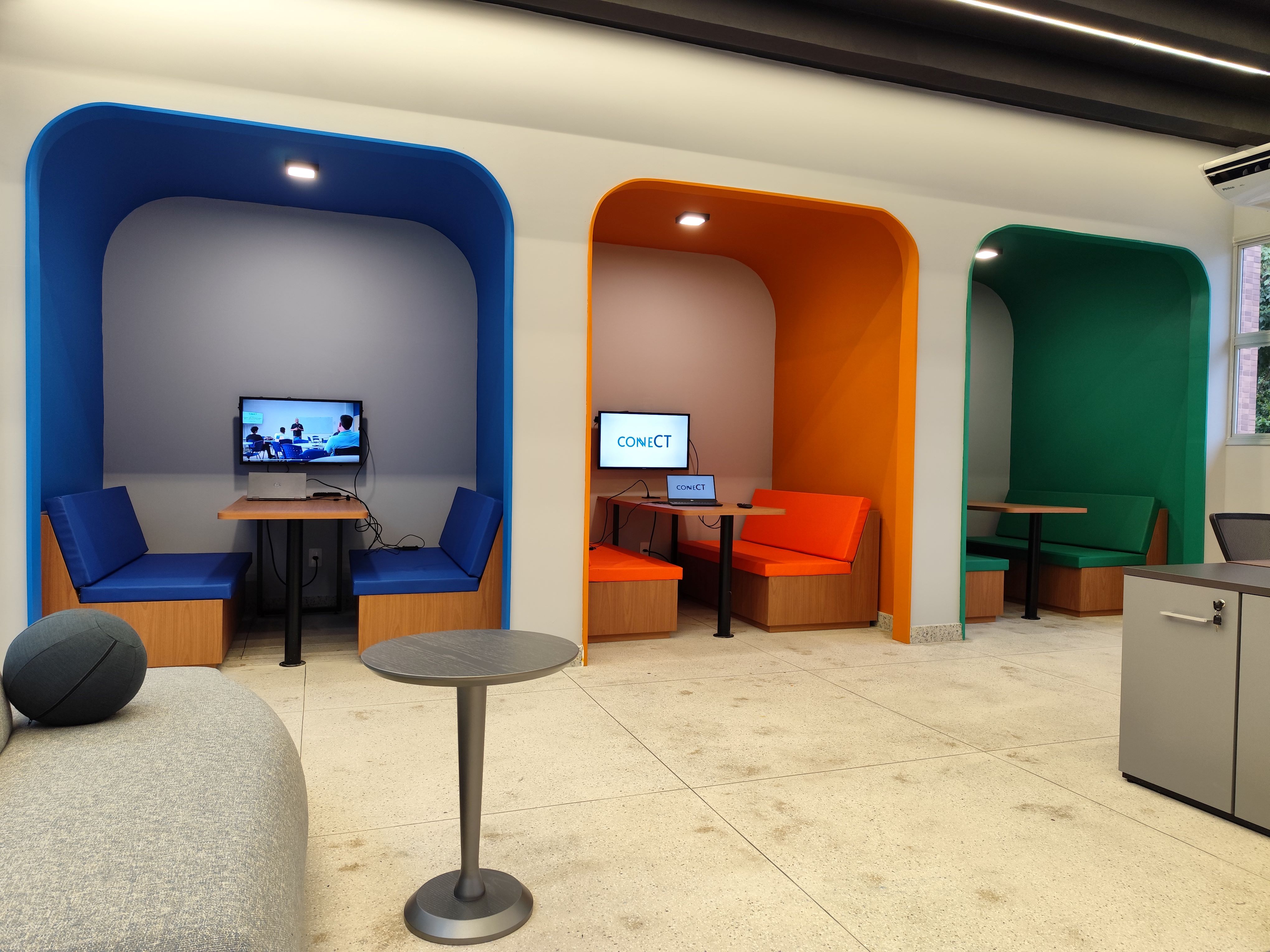 Espaço com ambientes coloridos do projeto de extensão ConneCT