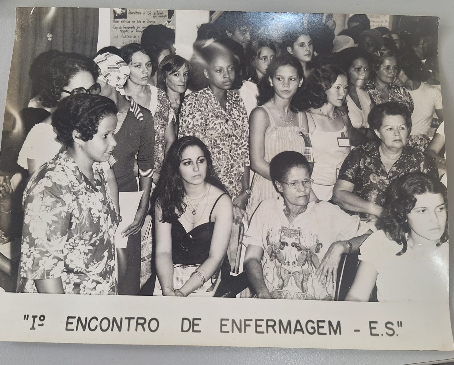Entre as fotografias, estão aquelas que retratam eventos acadêmicos e solenidades Foto em preto e branco de um grupo de enfermeiras participantes do 1º Encontro de Enfermagem do ES