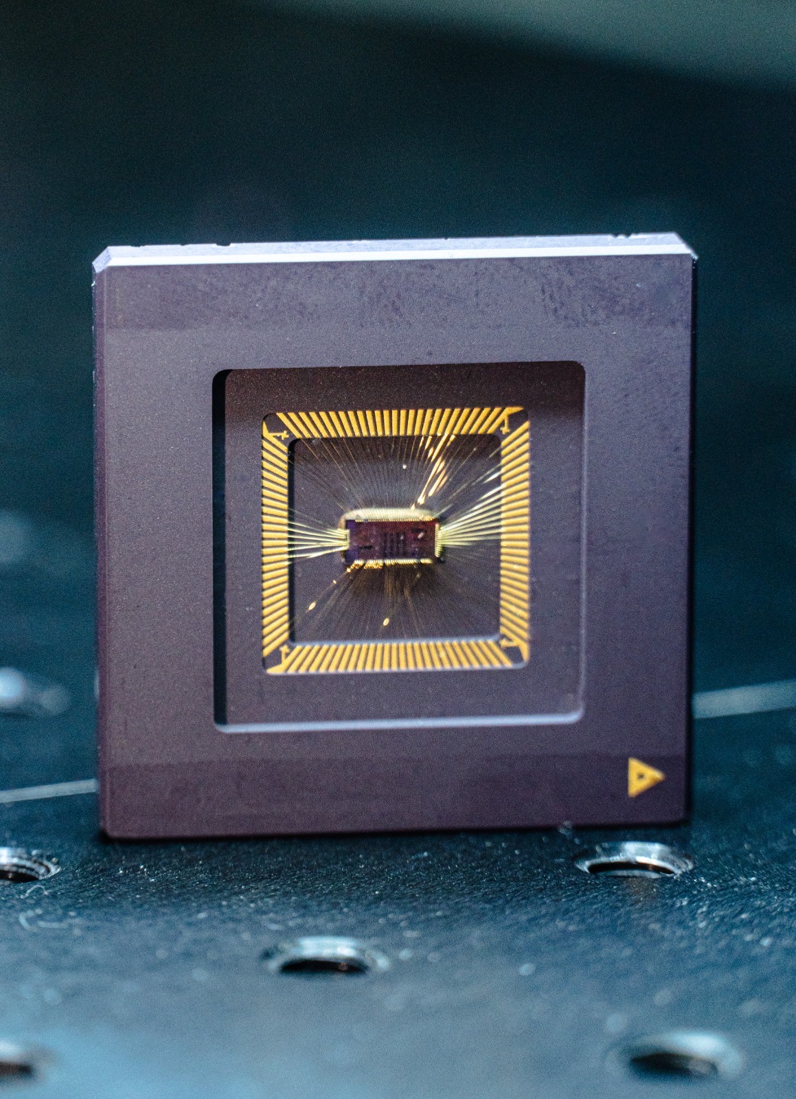 Primeiro chip fotônico capixaba desenvolvido no LabTel Foto do primeiro chip fotônico capixaba desenvolvido no LabTel