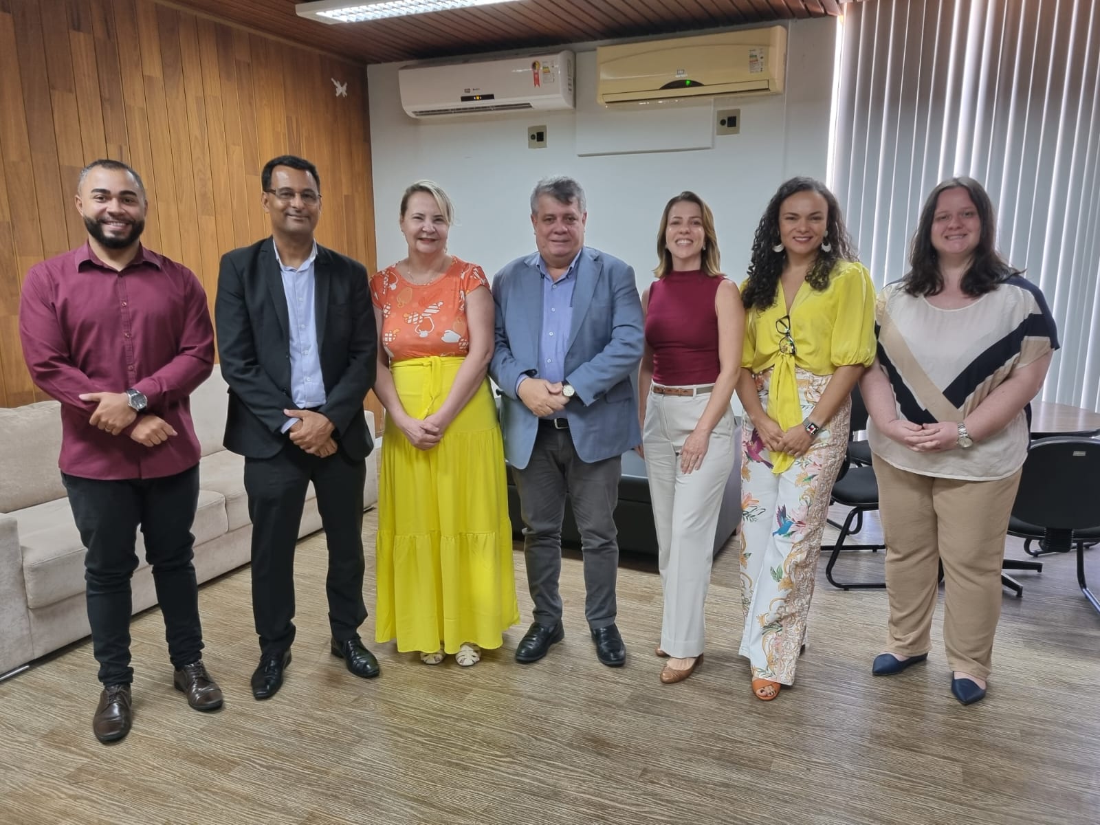 Na foto: Gustavo Cardoso, Leonardo Ferreira, Adila Damiani, Eustáquio de Castro, Paula Bressanelli, Ana Paula Bittencourt e Natallie Cervieri. Foto dos participantes da reunião em pé, na sala de reuniões da Reitoria