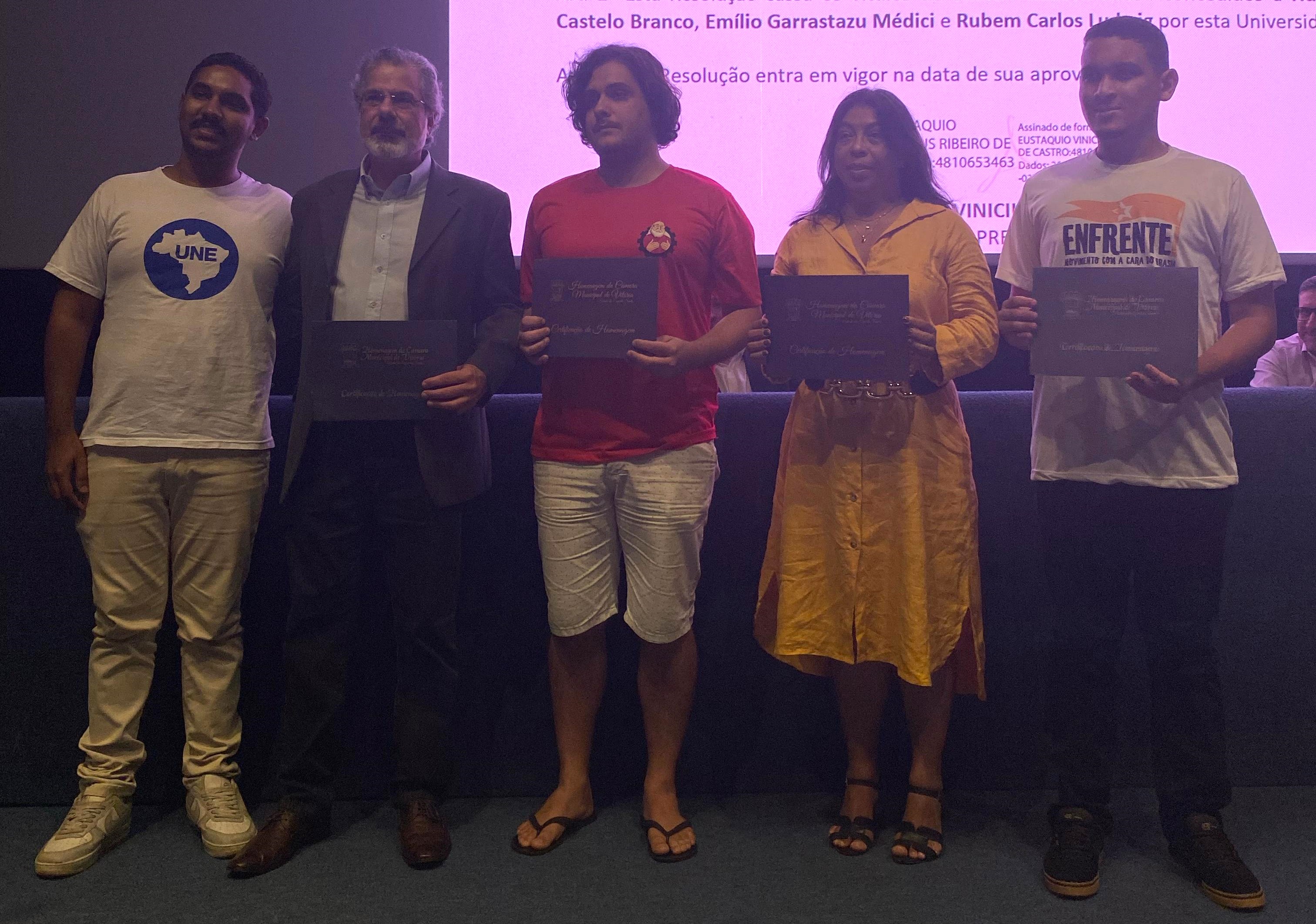 Foto da entrega de voto de louvor a representantes dos três segmentos da comunidade universitária