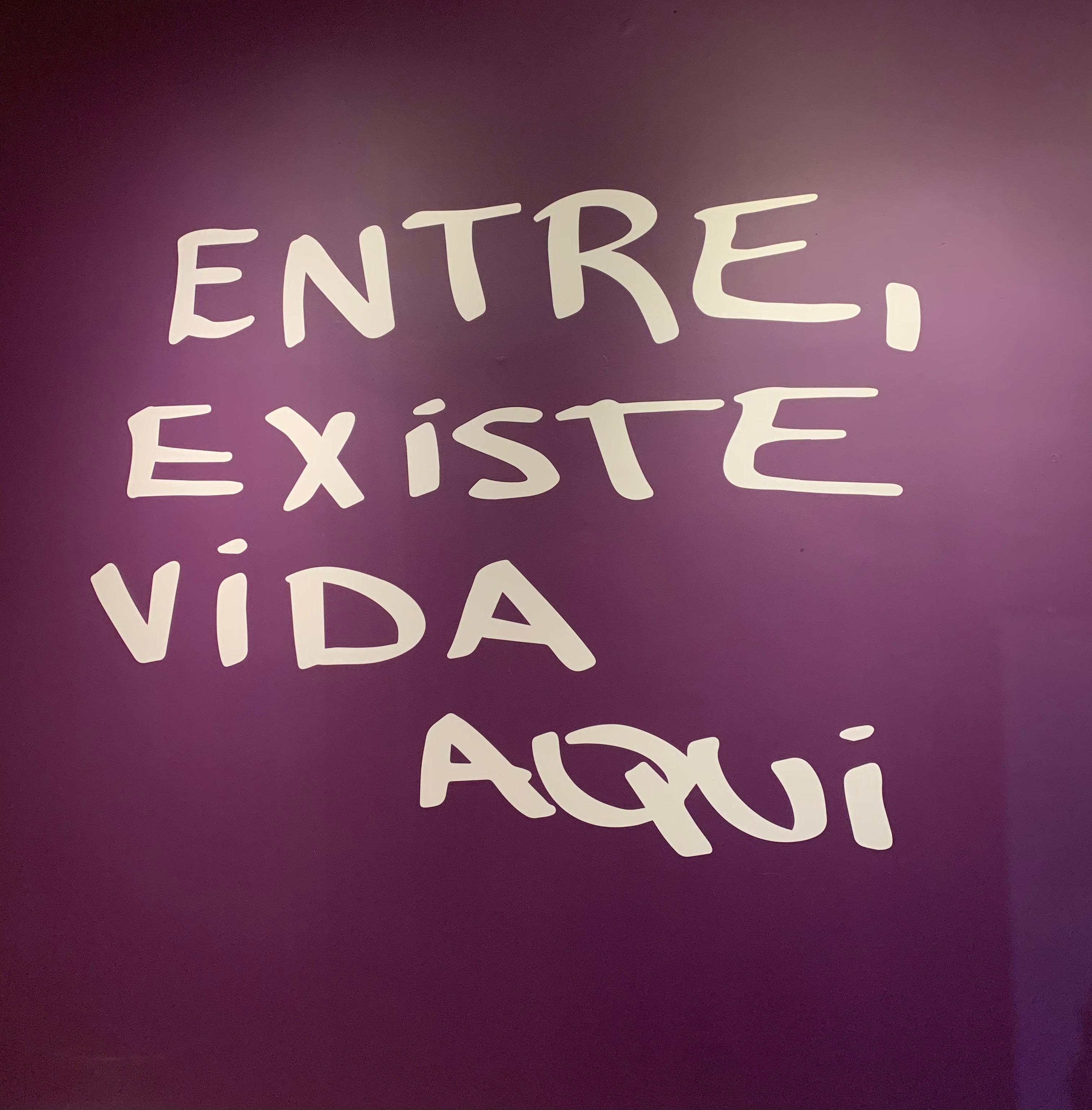 Obras transitam entre os campos da performance e da arte contemporânea Obra de arte com as palavras escritas: Entre, Existe Vida Aqui