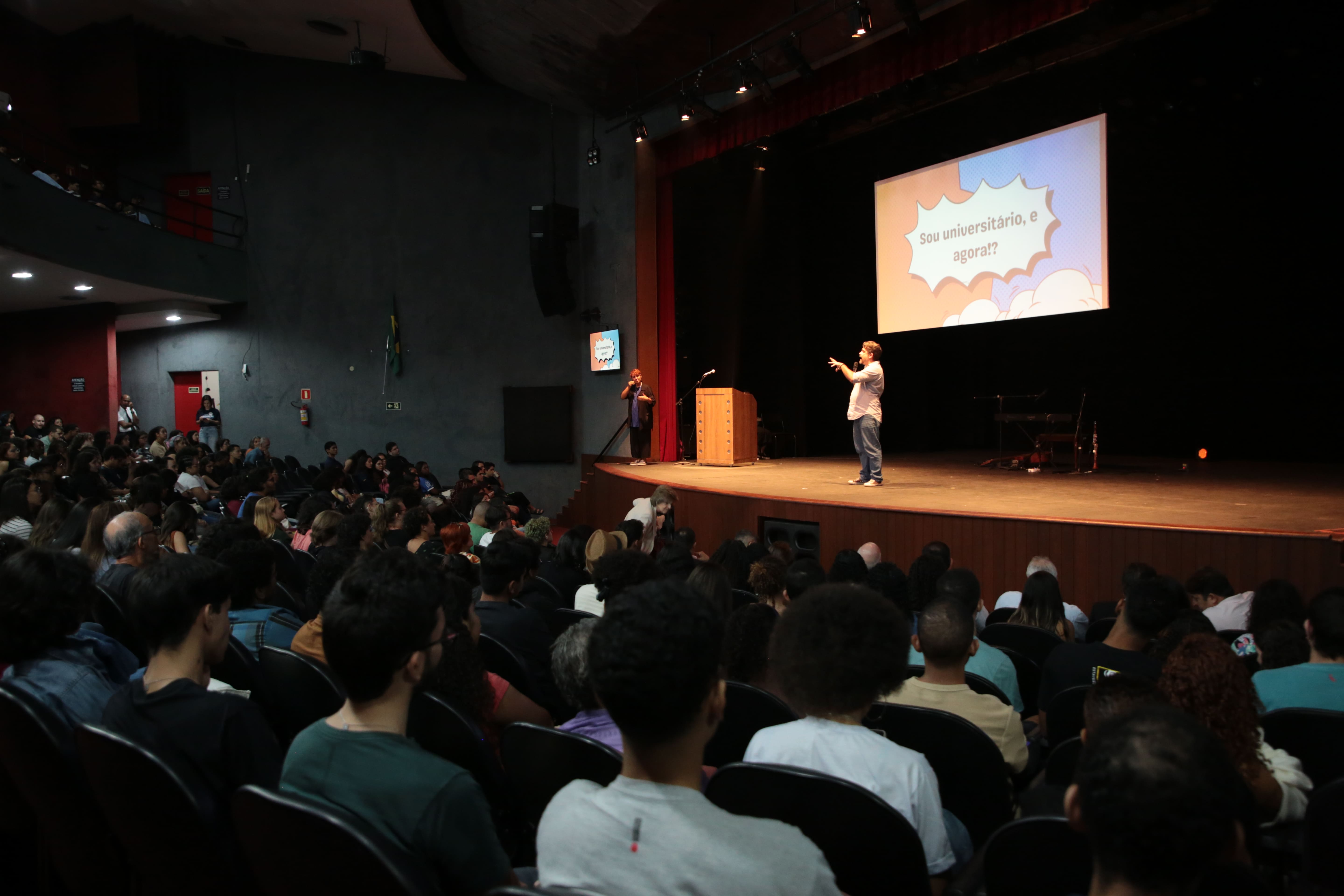 Calouros participaram da palestra Sou universitário, e agora?, ministrada por Gabriel Monteiro Novos estudantes da Ufes assistem à palestra no Teatro Universitário