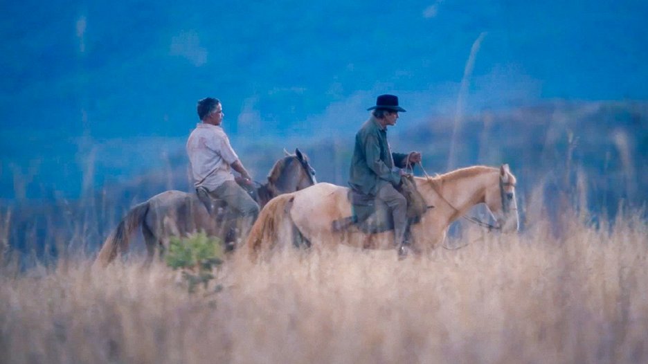 Cena de Oeste Outra Vez Cena de Oeste Outra Vez, em que aparecem dois homens andando a cavalo