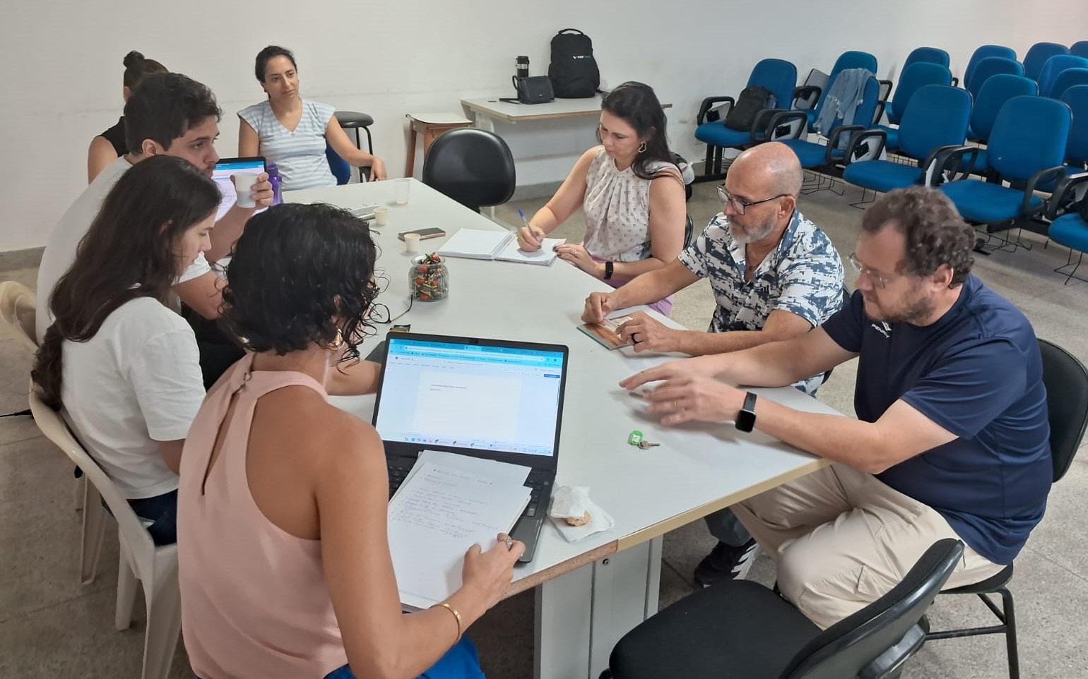 Assessoramento da equipe da Prograd realizado no campus de Alegre Foto da equipe da prograd atendendo servidores em uma sala