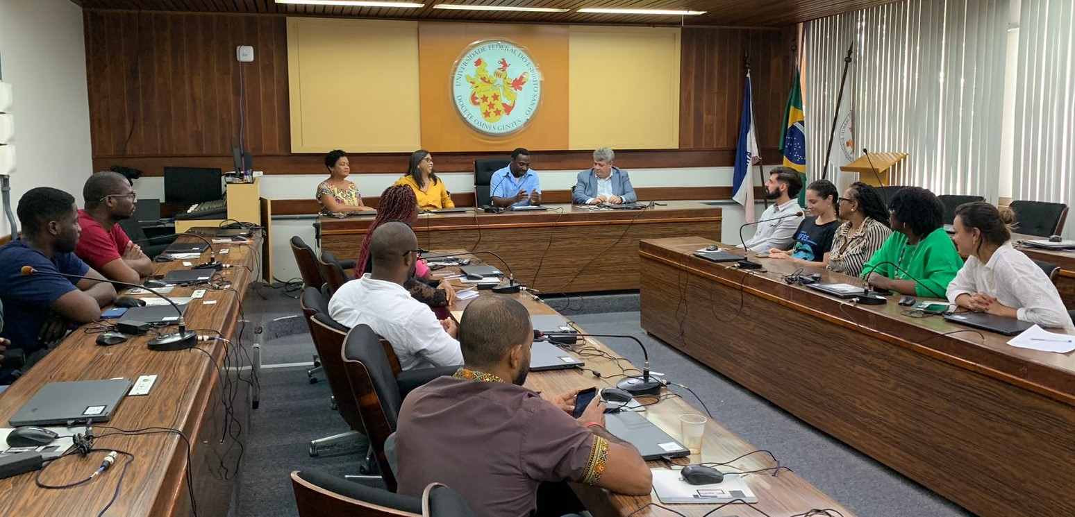 Foto da reunião na sala de sessões Secretaria de Órgãos Colegiados Superiores