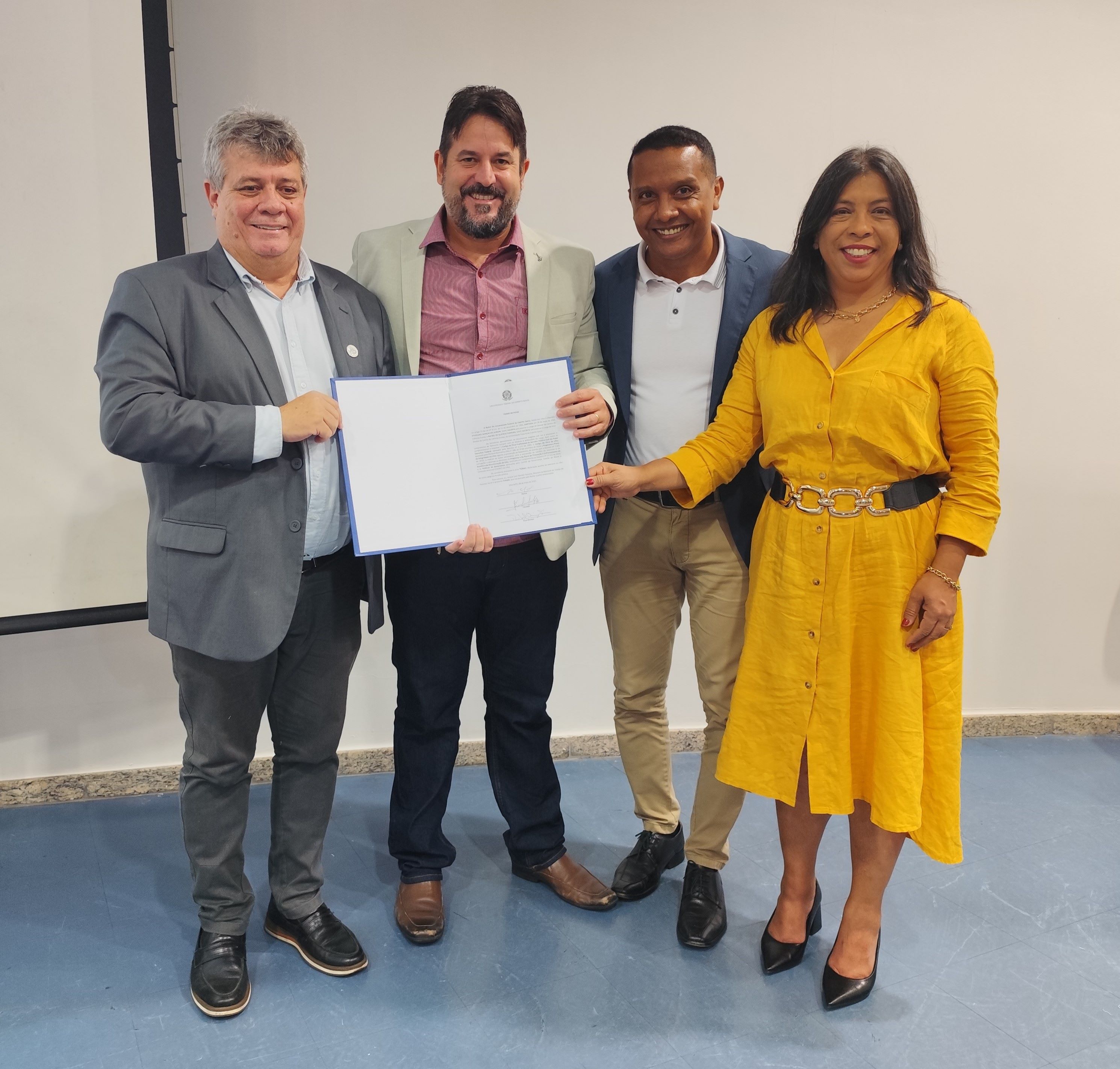 O reitor da Ufes, Eustáquio de Castro; o diretor do CCE, Etereldes Gonçalves; o vice-diretor Rafael Ferreira; e a vice-reitora, Sonia Lopes Foto do reitor e da vice-reitora com o diretor e o vice-diretor empossados