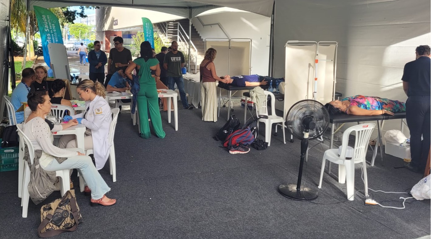 Foto do estande onde acontecem diversos atendimentos