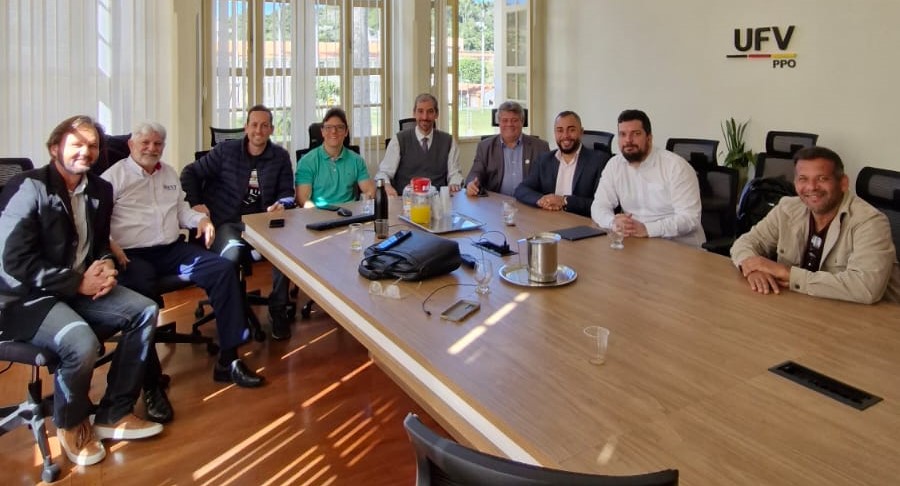 Gestores da Ufes em reunião com o reitor Demétrius da Silva e a equipe da UFV Foto dos gestores da Ufes em reunião com o reitor e equipe da UFV
