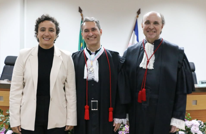 Na foto, a presidente da OAB-ES, Érica Neves; o desembargador Alexandre Puppim; e o presidente do TJES, desembargador Samuel Meira Brasil Jr.