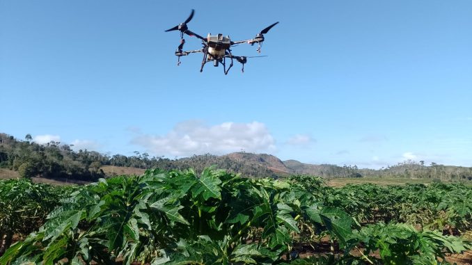 Drone sobrevoa plantação de café em São Mateus em estudo do Laboratório de Mecanização e Defensivos Agrícolas, do Departamento de Ciências Agrárias e Biológicas Imagem de um drone sobrevoando uma plantação de café
