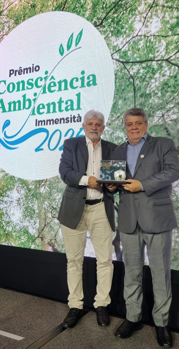 O superintendente da Fest e o reitor da Ufes segurando o prêmio