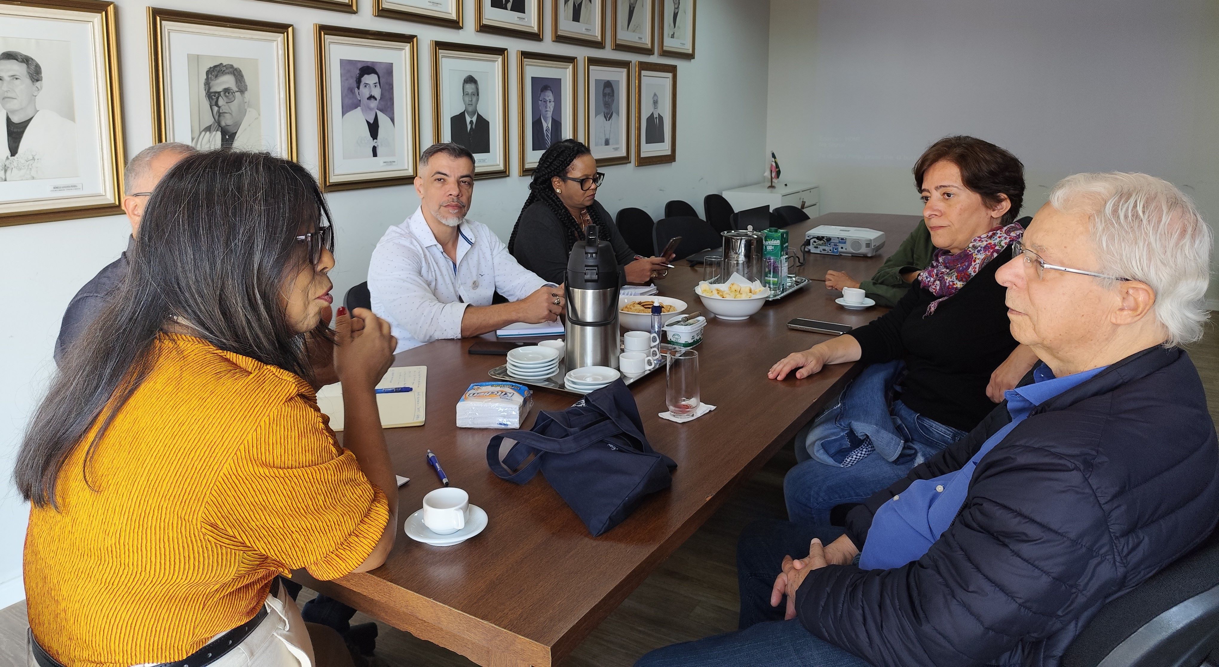 Foto da reunião realizada no gabinete da reitoria, com todos em torno da mesa