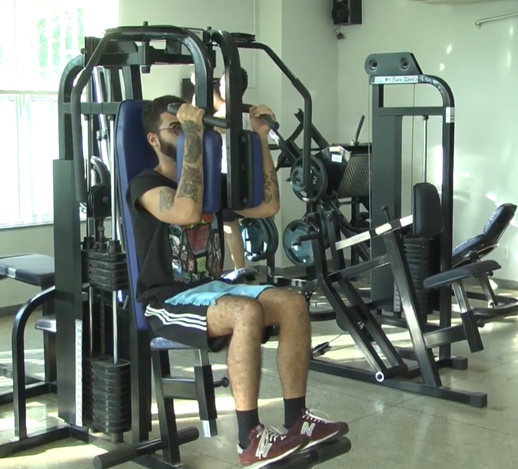 Foto de um homem fazendo musculação na academia do Núcleo