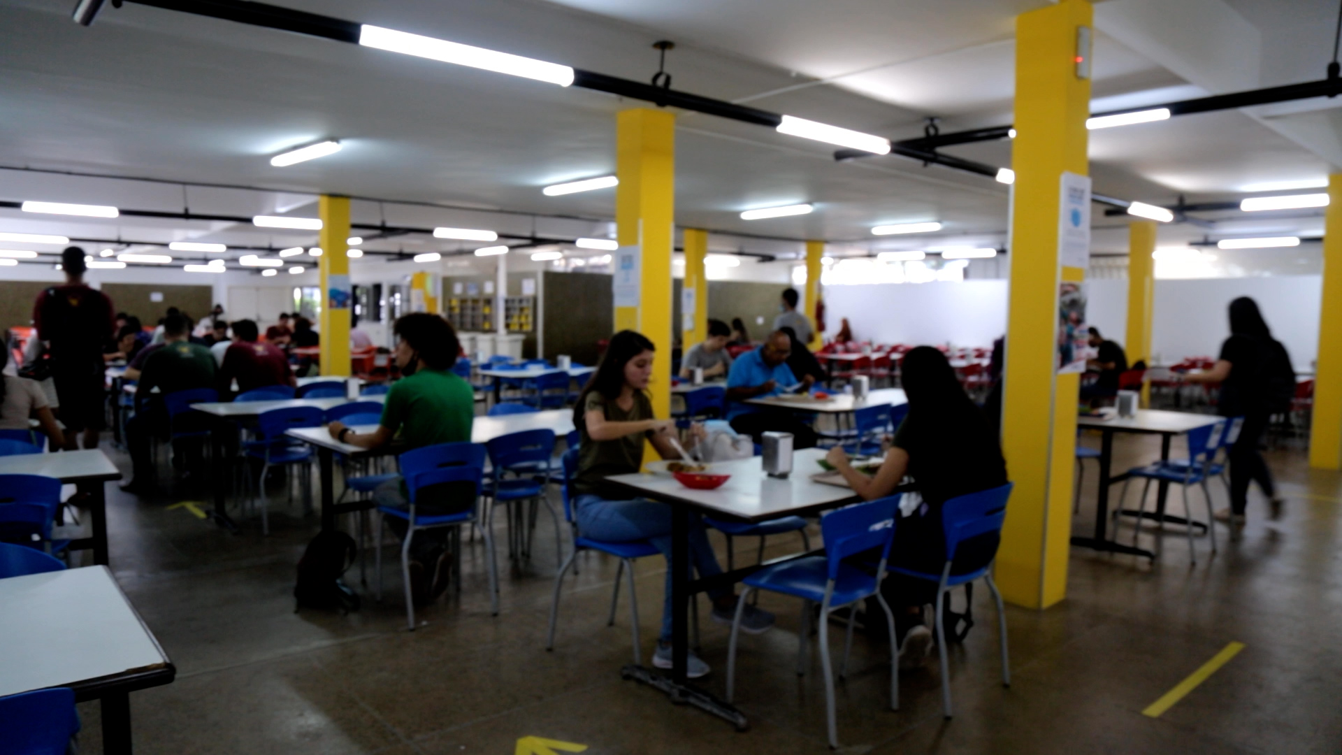 Foto do salão do restaurante universitário de Goiabeiras com as pessoas comendo