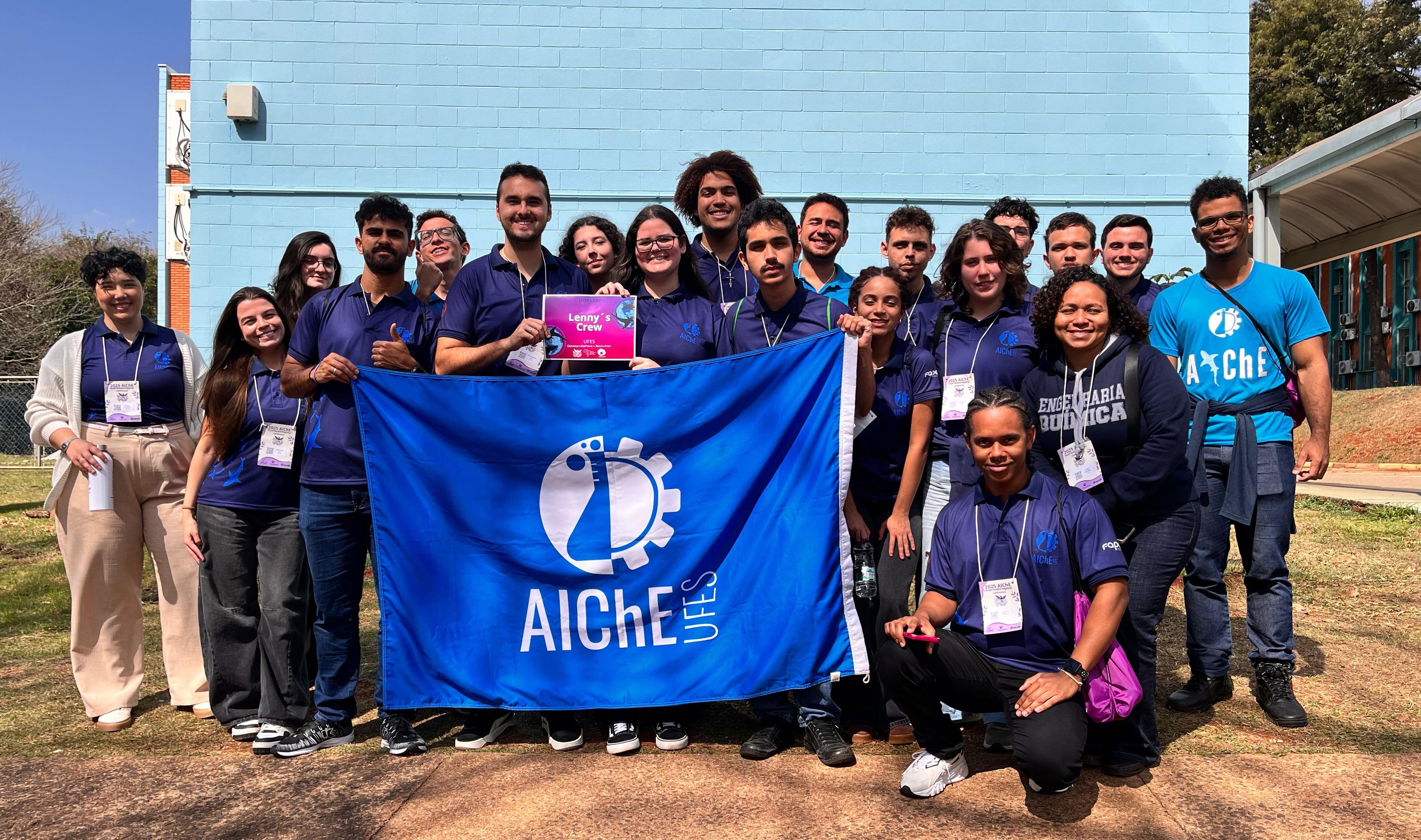 Foto dos estudantes da Ufes posando com a bandeira da AIChE Ufes