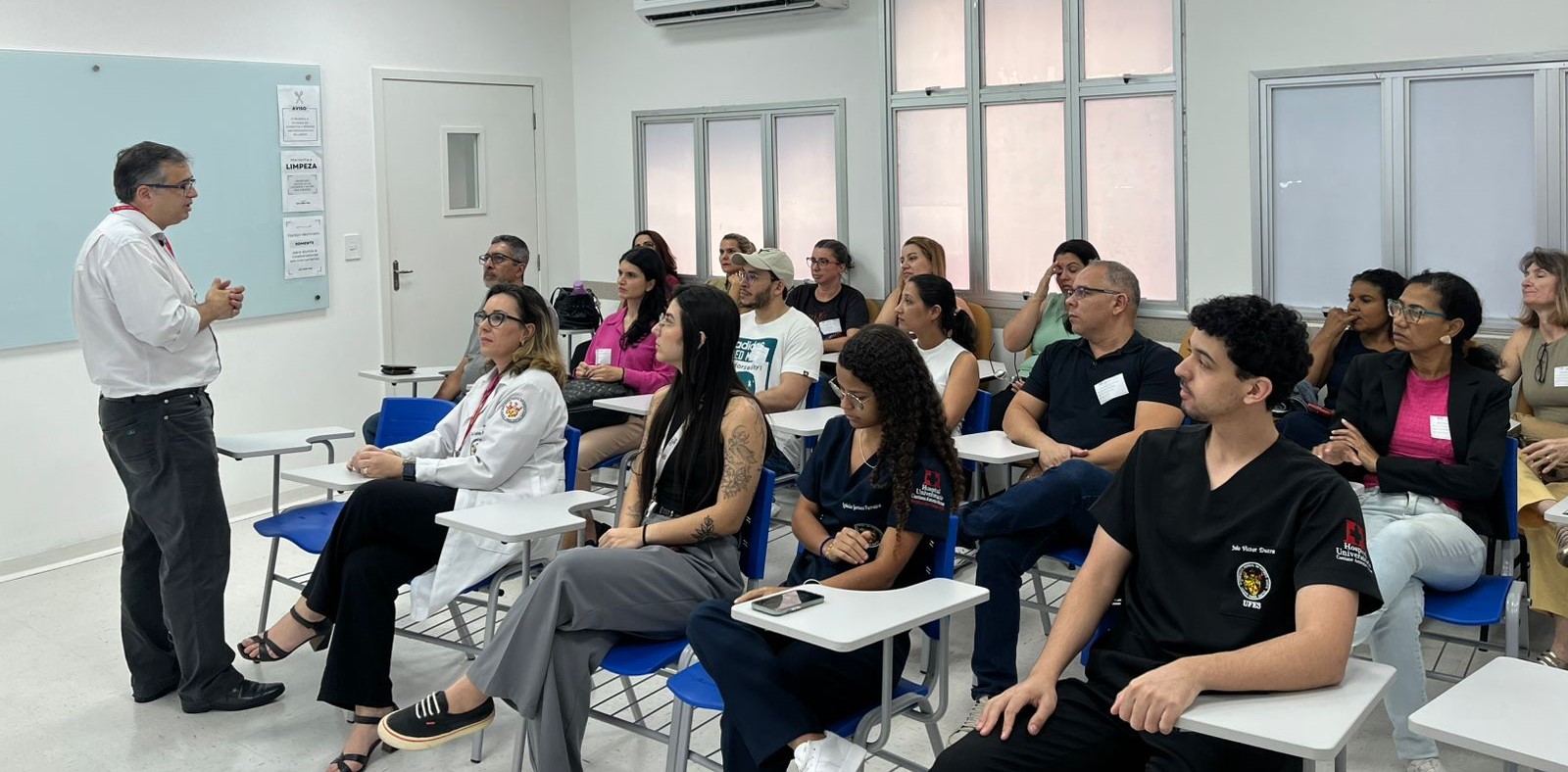 Foto da turma ouvindo o professor