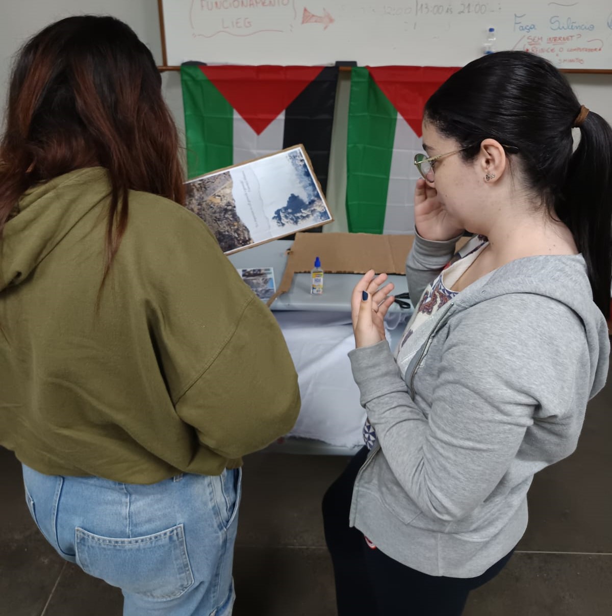 Foto de duas estudantes analisando uma foto