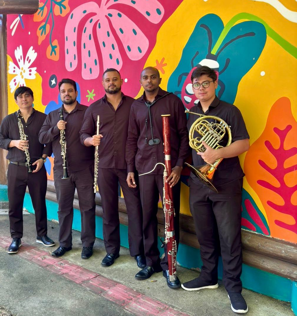 Foto dos integrantes do quinteto com seus instrumentos
