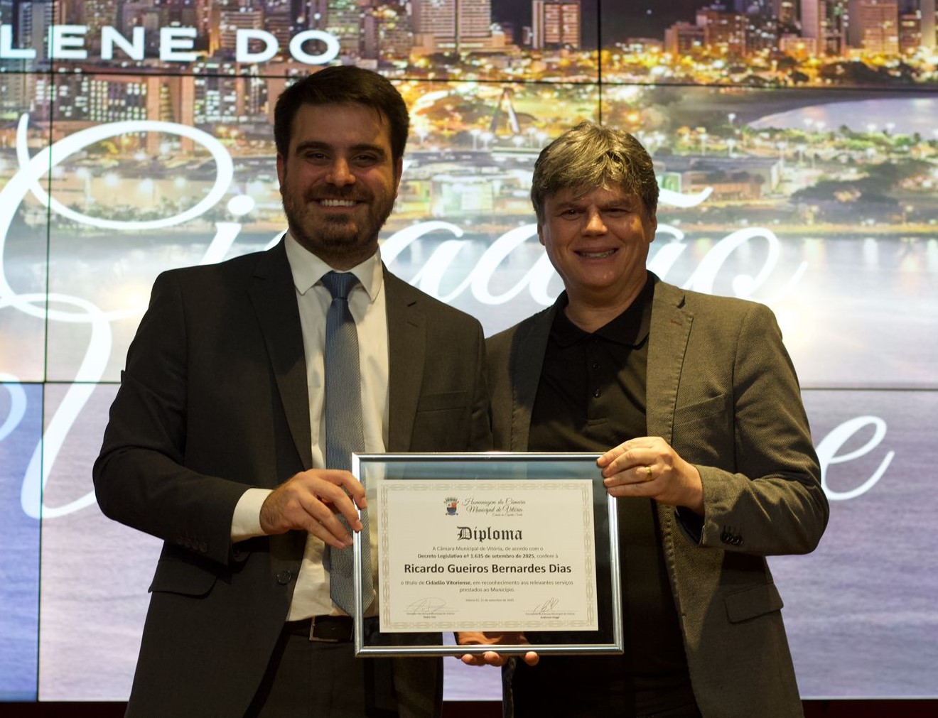 Foto do vereador Pedro Trés ao lado do professor Ricardo Gueiros 