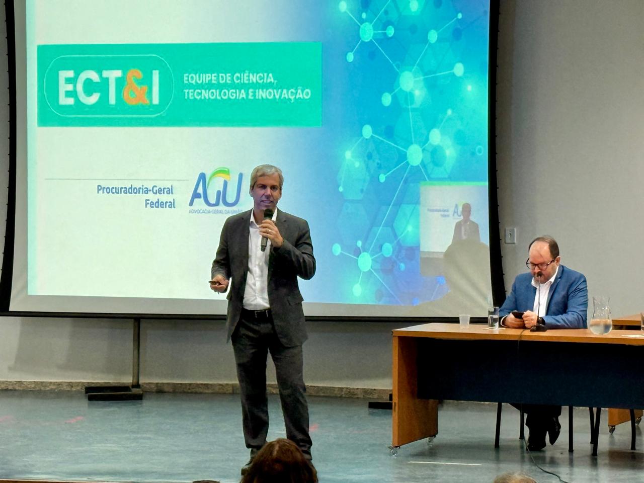 Foto dos procuradores fazendo a apresentação