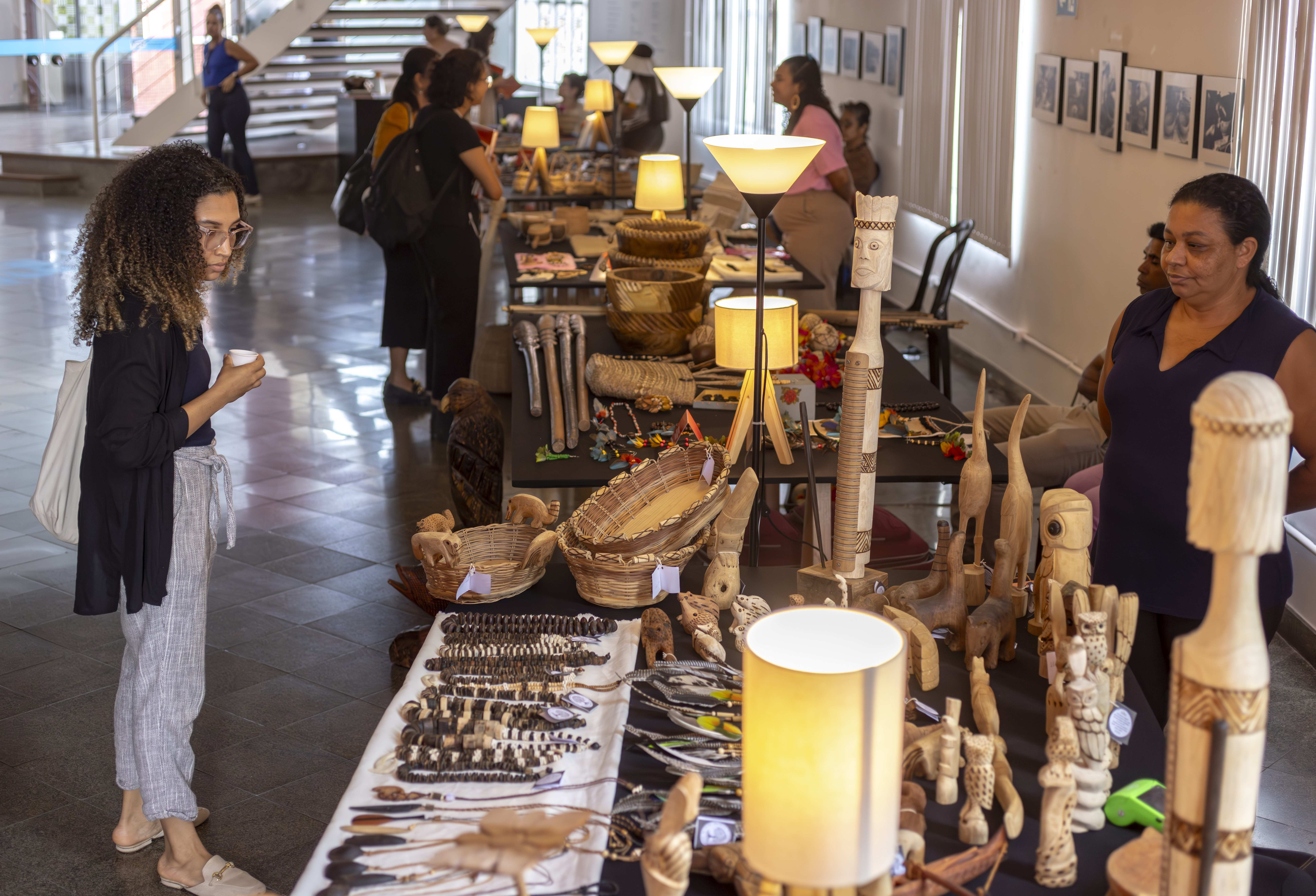 Foto da feira de arte indígena no hall do Teatro Universitário