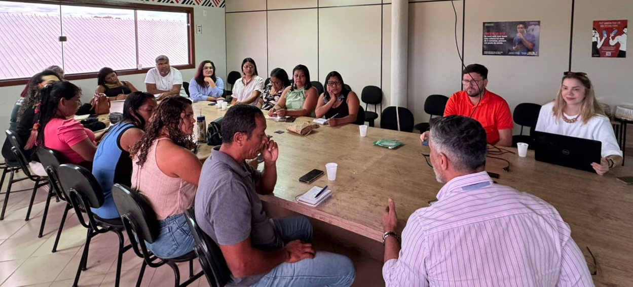 Foto dos gestores e líderes reunidos em torno de uma mesa