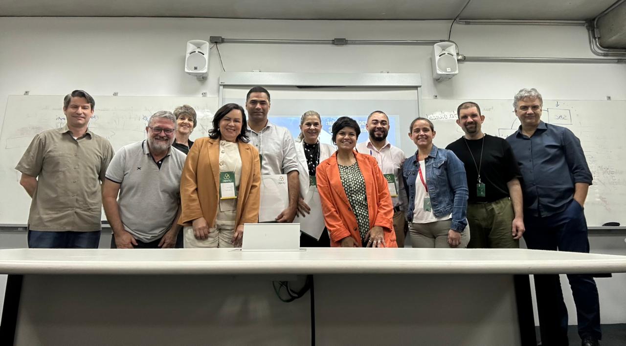 Foto do grupo com a equipe da UFABC