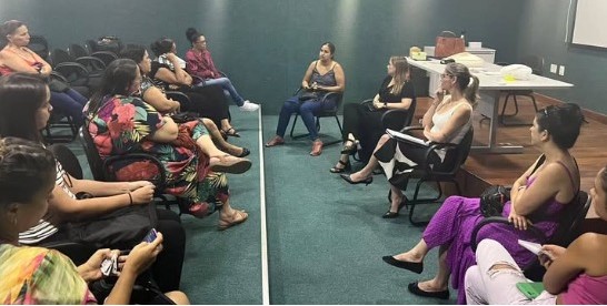 Foto de mulheres reunidas em uma sala