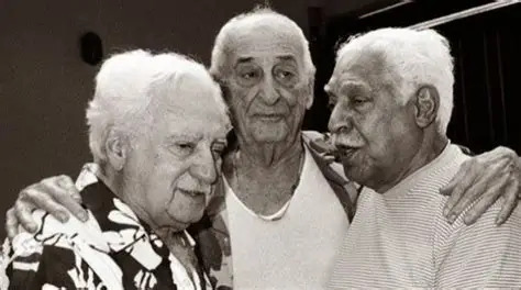 Cena de 3 Obás de Xangô em que aparecem Jorge Amado, Dorival Caymmi e Carybé abraçados