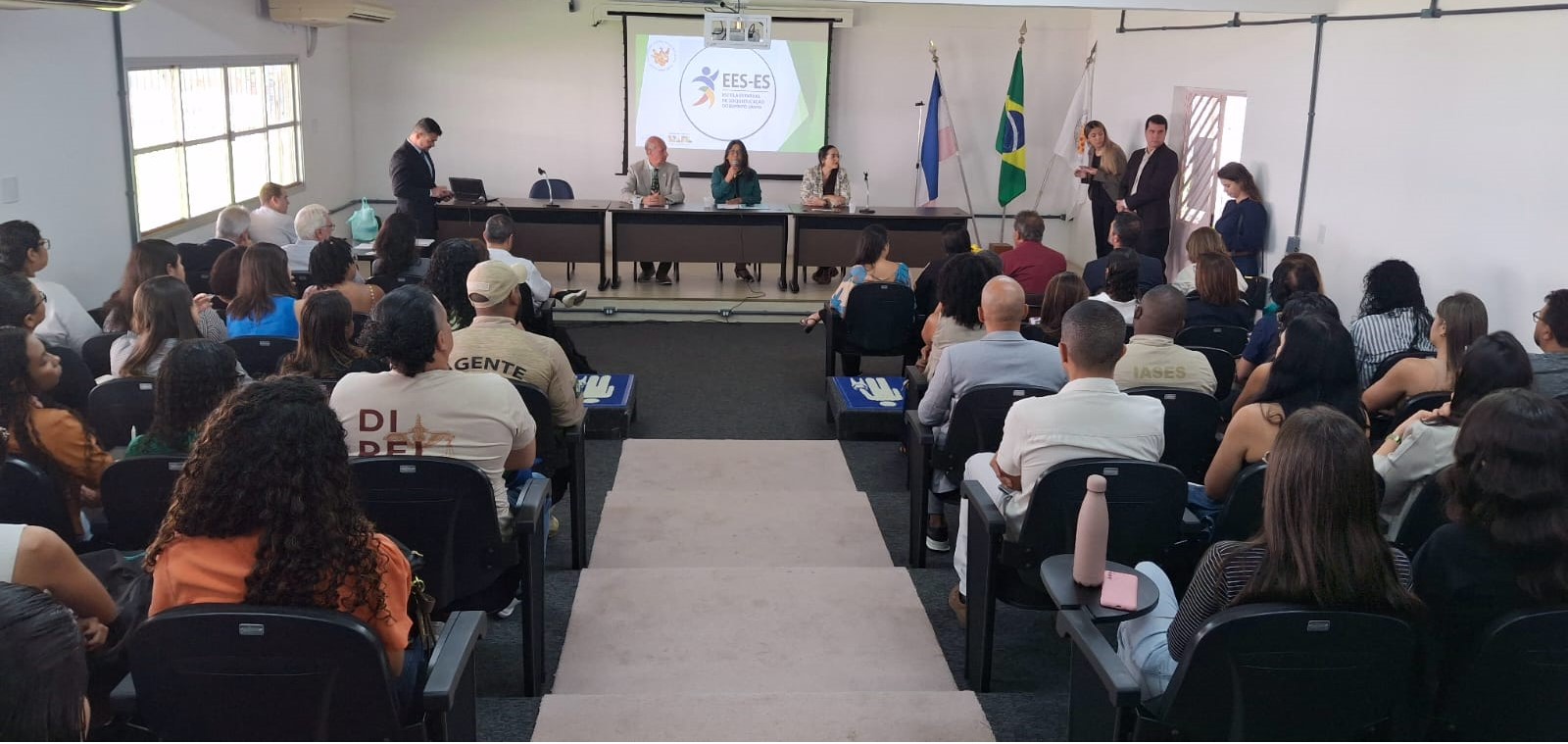 Foto geral do salão durante a cerimônia de lançamento da Escola
