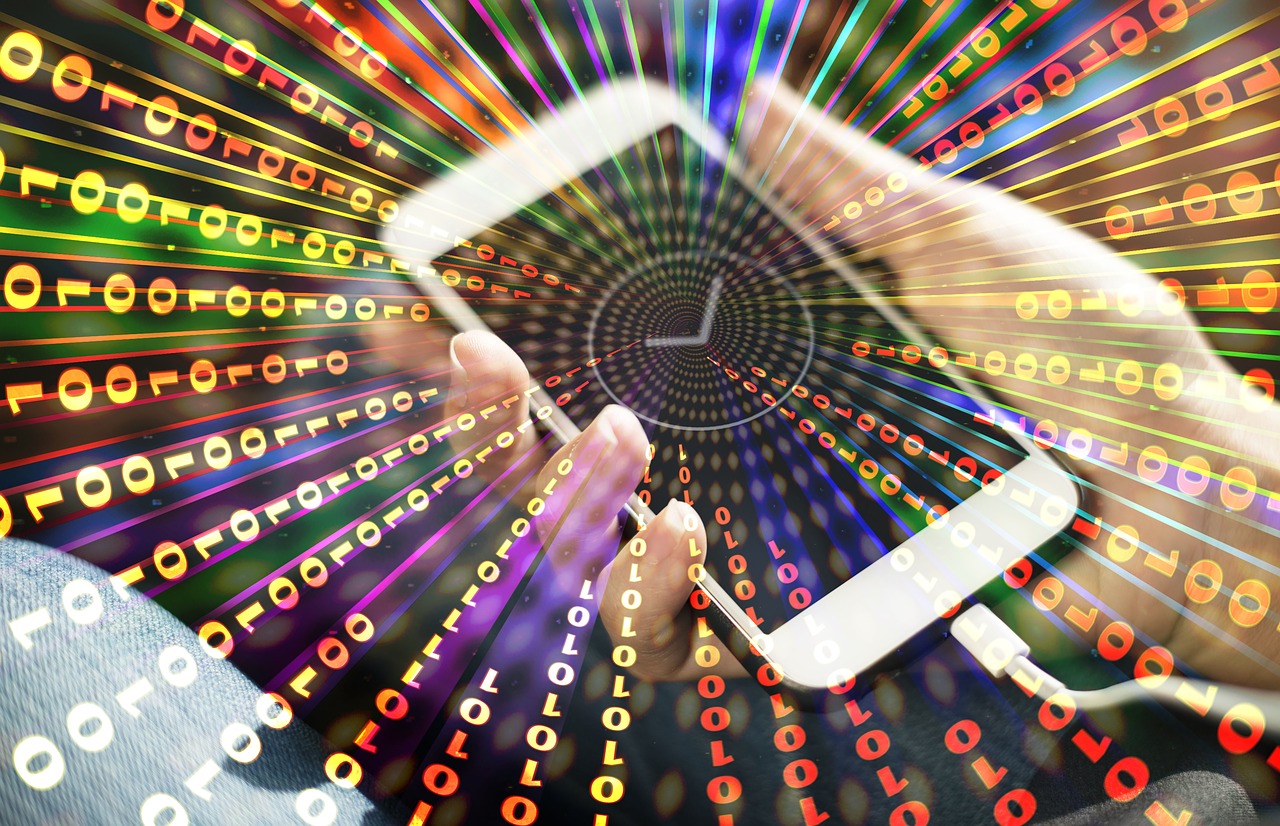 Imagem de celular sobreposta com códigos de linguagem binária