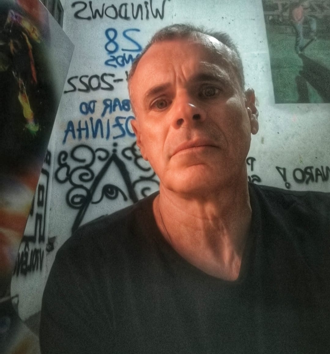 Foto do professor e artista plástico capixaba Orlando Faria