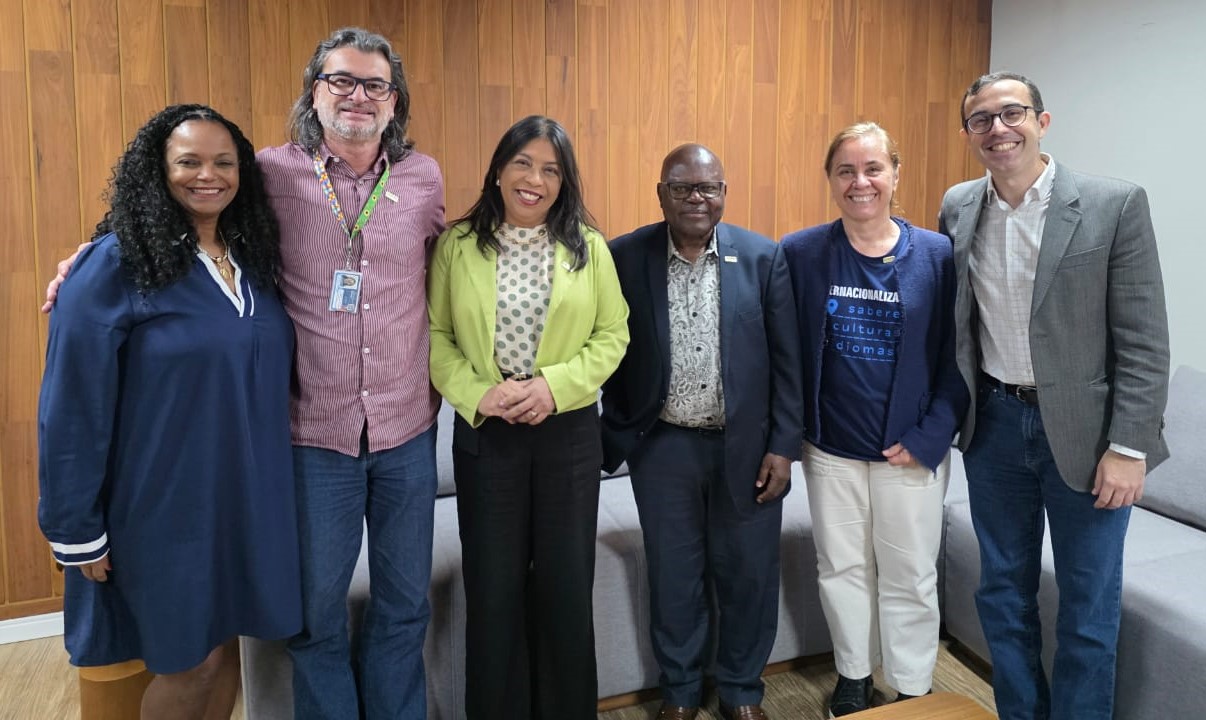 Foto dos participantes da reunião: Patrícia Rufino, Alcemi Barros, Sonia Lopes, Pedro Kitoko, Maria José Pontes e Felipe Guimarães