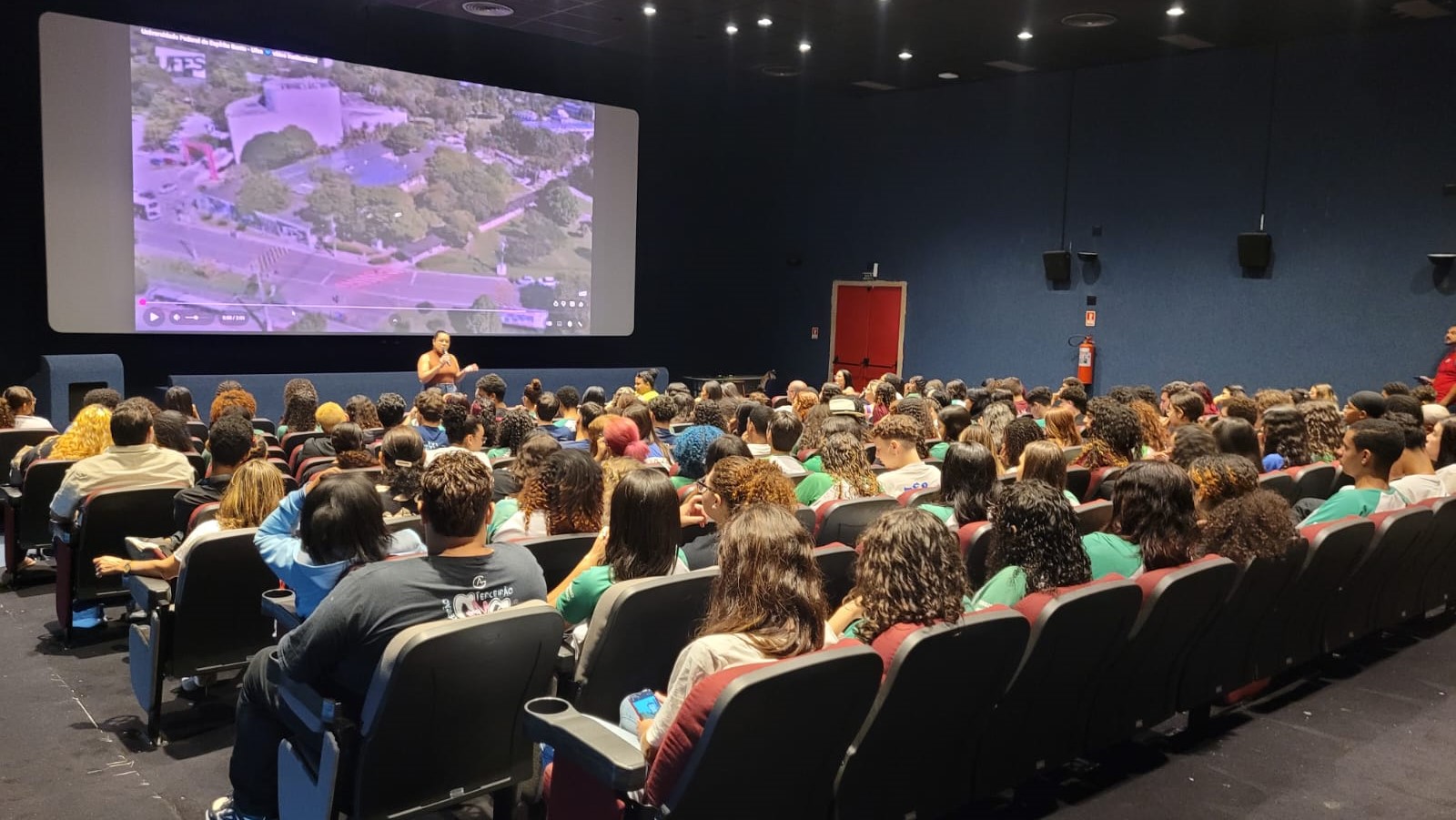 Foto dos estudantes no Cine Metrópolis