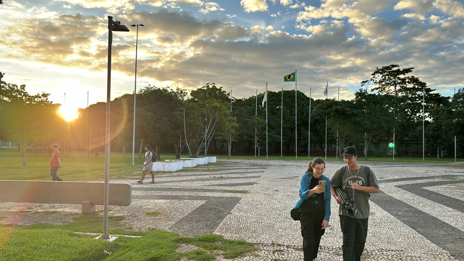 Foto de estudantes da Ufes andando pelo campus e sorrindo