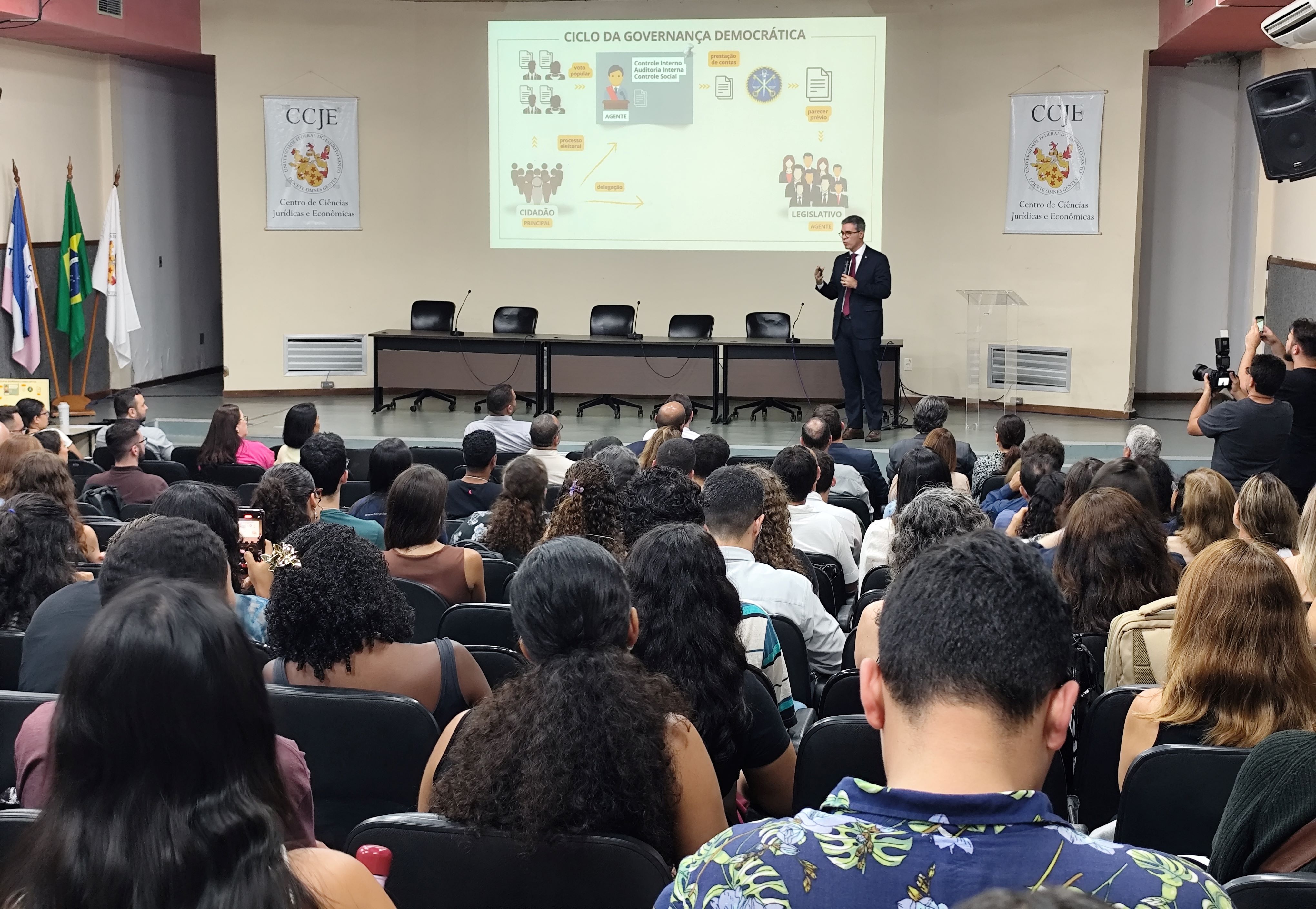 Foto do conselheiro Rodrigo Coelho durante sua palestra