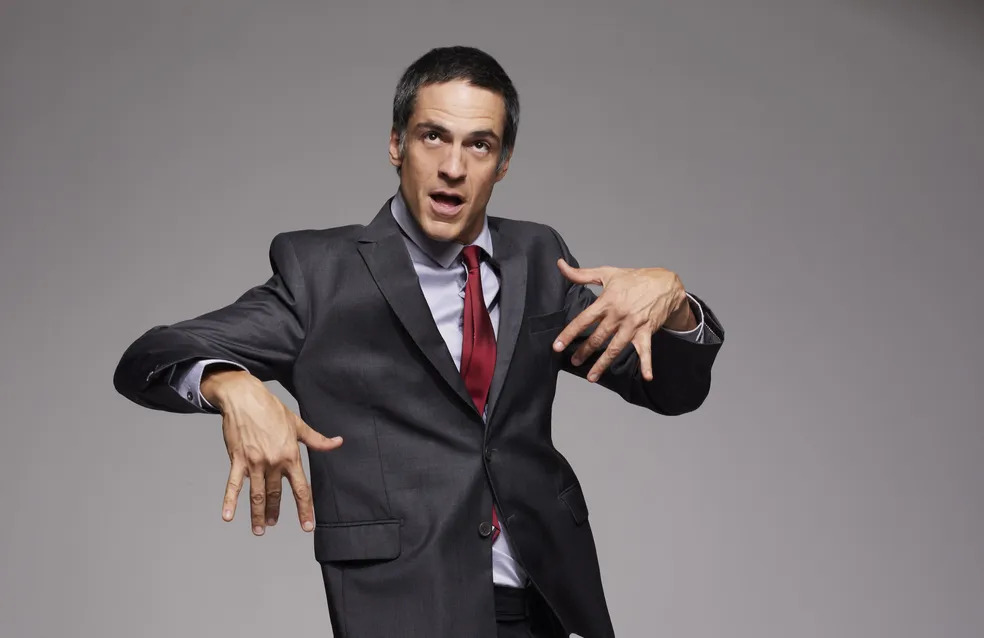 Foto do ator interpretando o monólogo