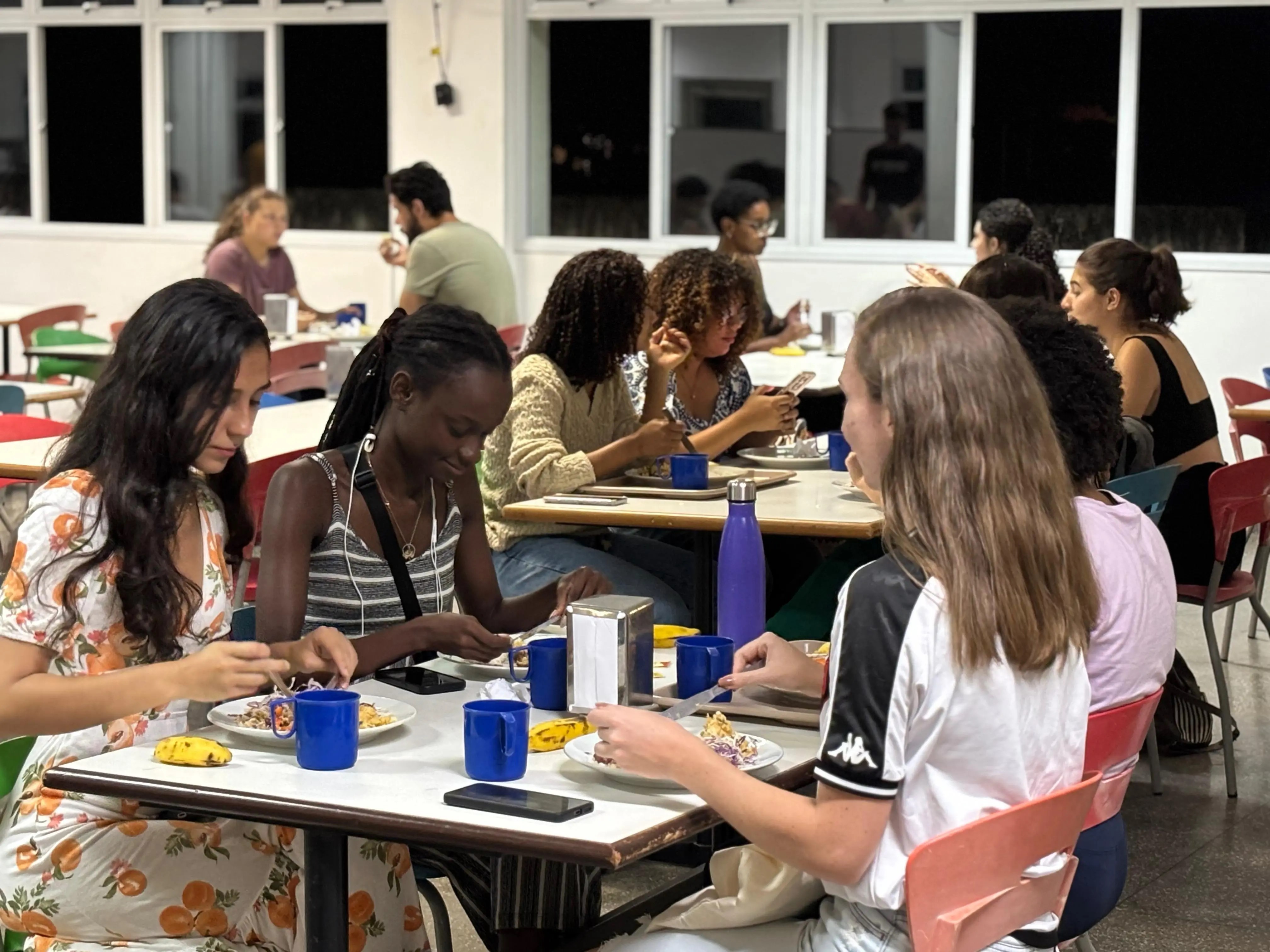 Foto de estudantes almoçando no RU de Maruípe
