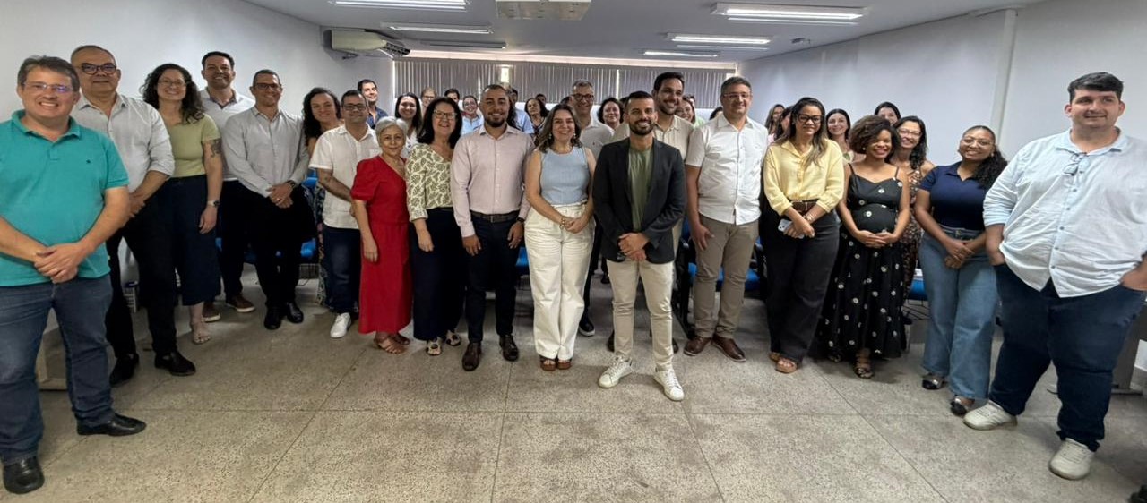 Foto dos membros da comissão com gestores e professores da Ufes, além de gestores da área da Saúde do estado e dos municípios da região