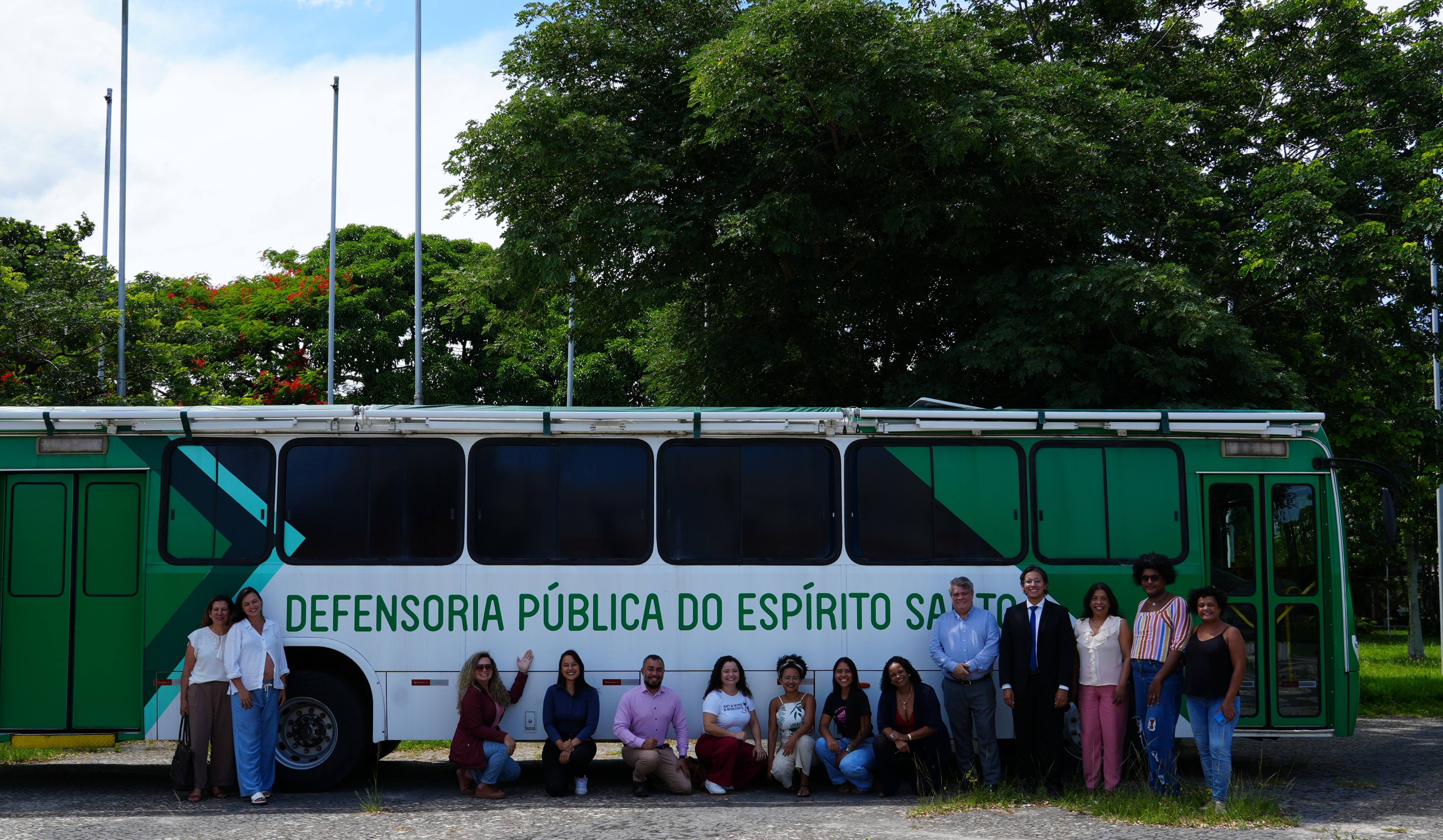 Foto dos servidores da Ufes e da Defensoria Pública em frente ao ônibus da Defensoria
