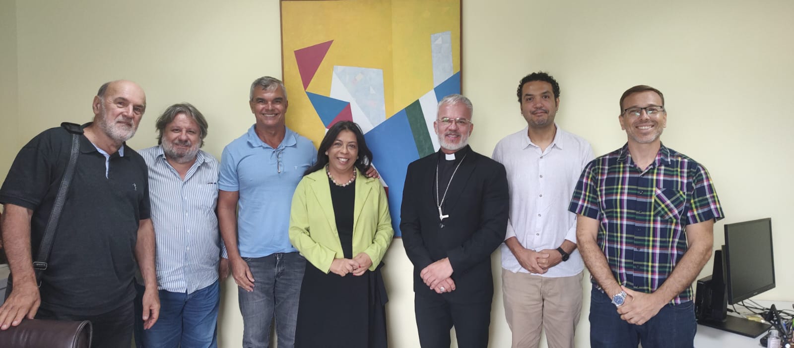 Foto dos participantes do grupo em pé, na sala da vice-reitora da Ufes