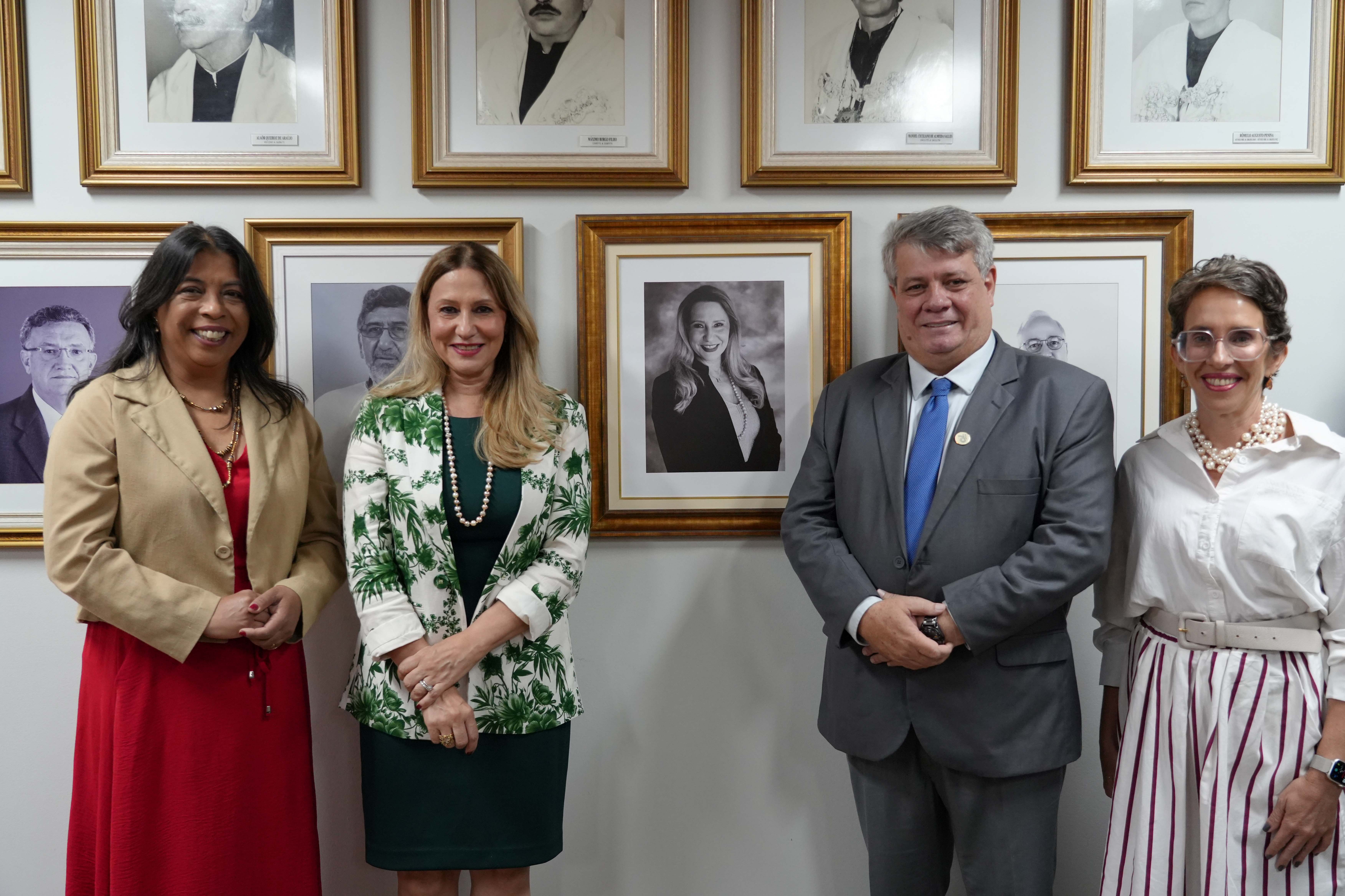 Foto da vice-reitora Sonia Lopes, de Ethel Maciel, do reitor Eustáquio de Castro e da reitora da UVV, Denise Endringer ao lado da foto de Ethel na galeria de reitores